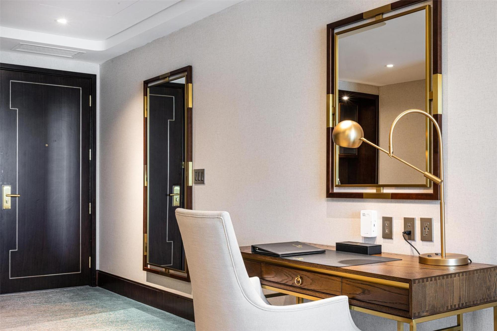 Deluxe One-Bedroom Corner Suite with One King Bed