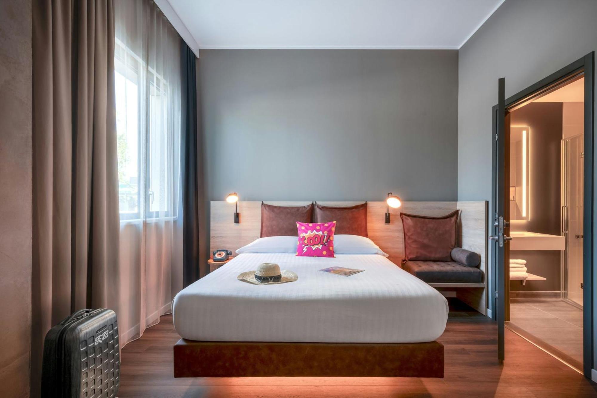 Moxy Large Queen Room Accessible