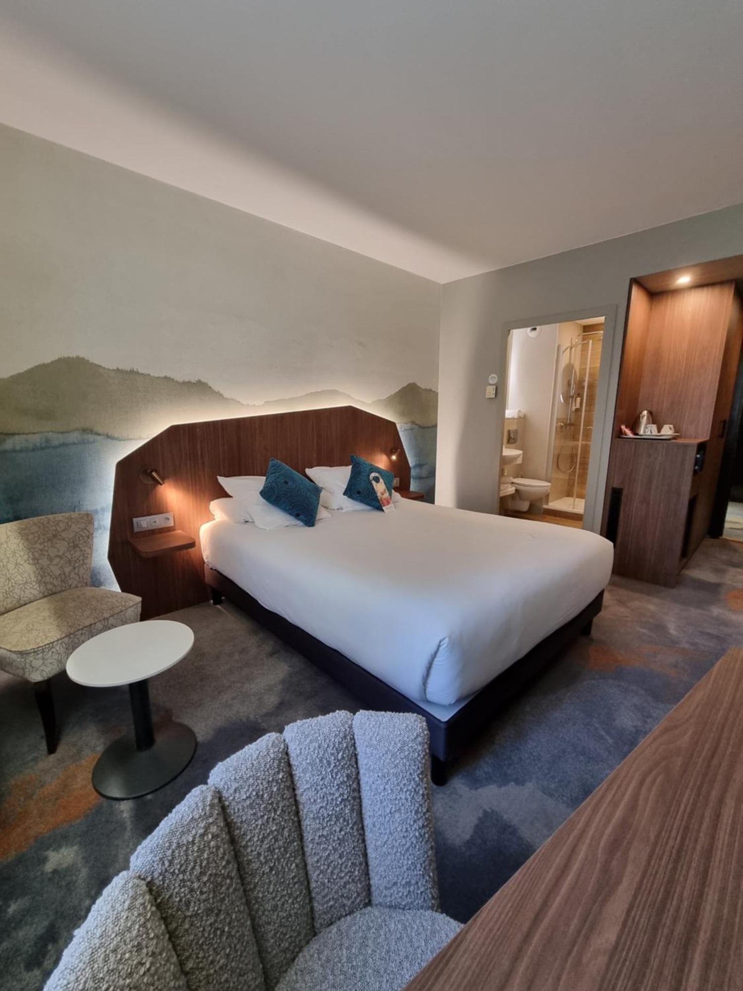 Privilege Room with One King Bed and One Sofa Bed with Balcony,1710593933:JPEG