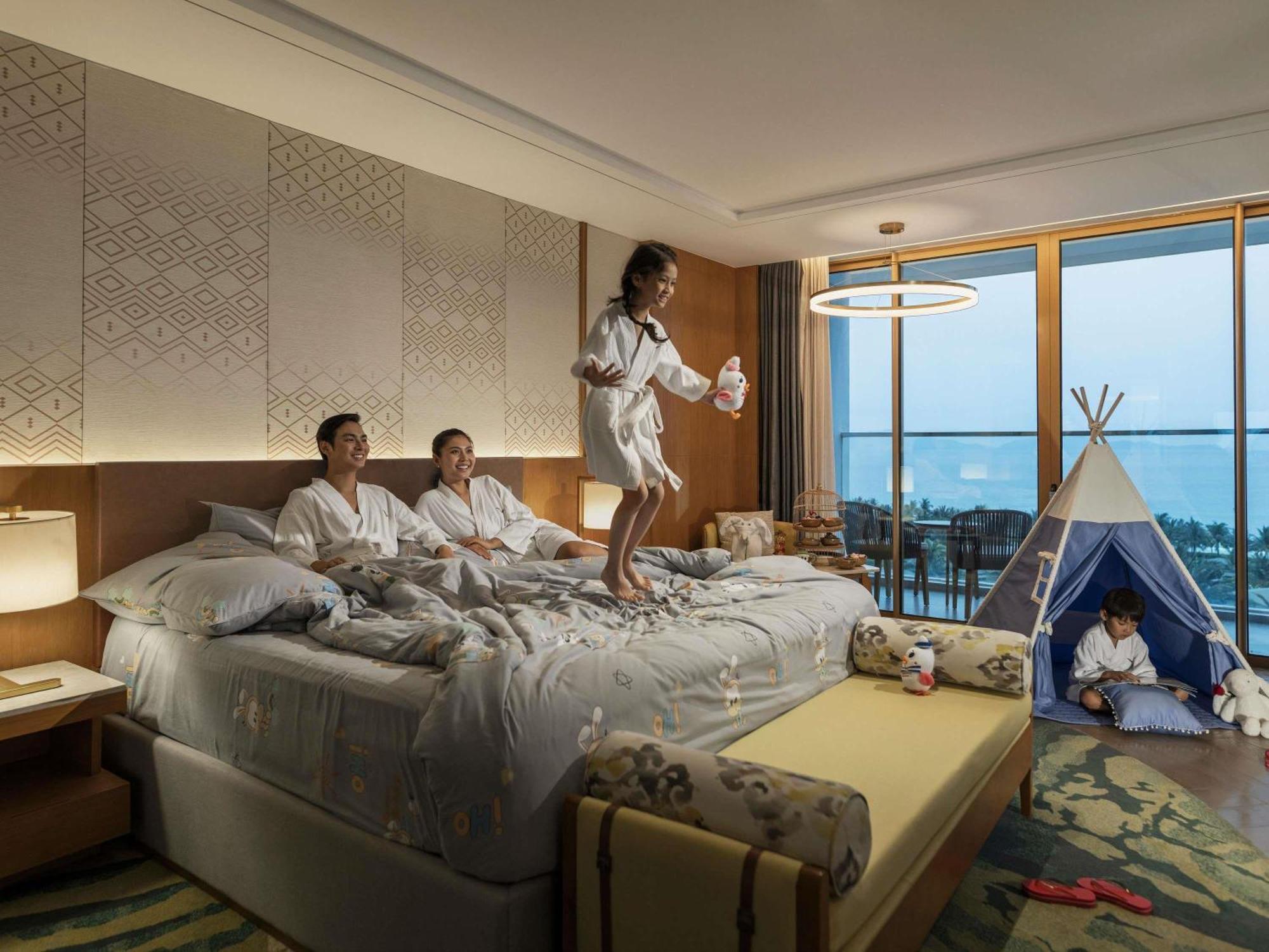 Deluxe King Suite with Sea View,1714123814:JPEG