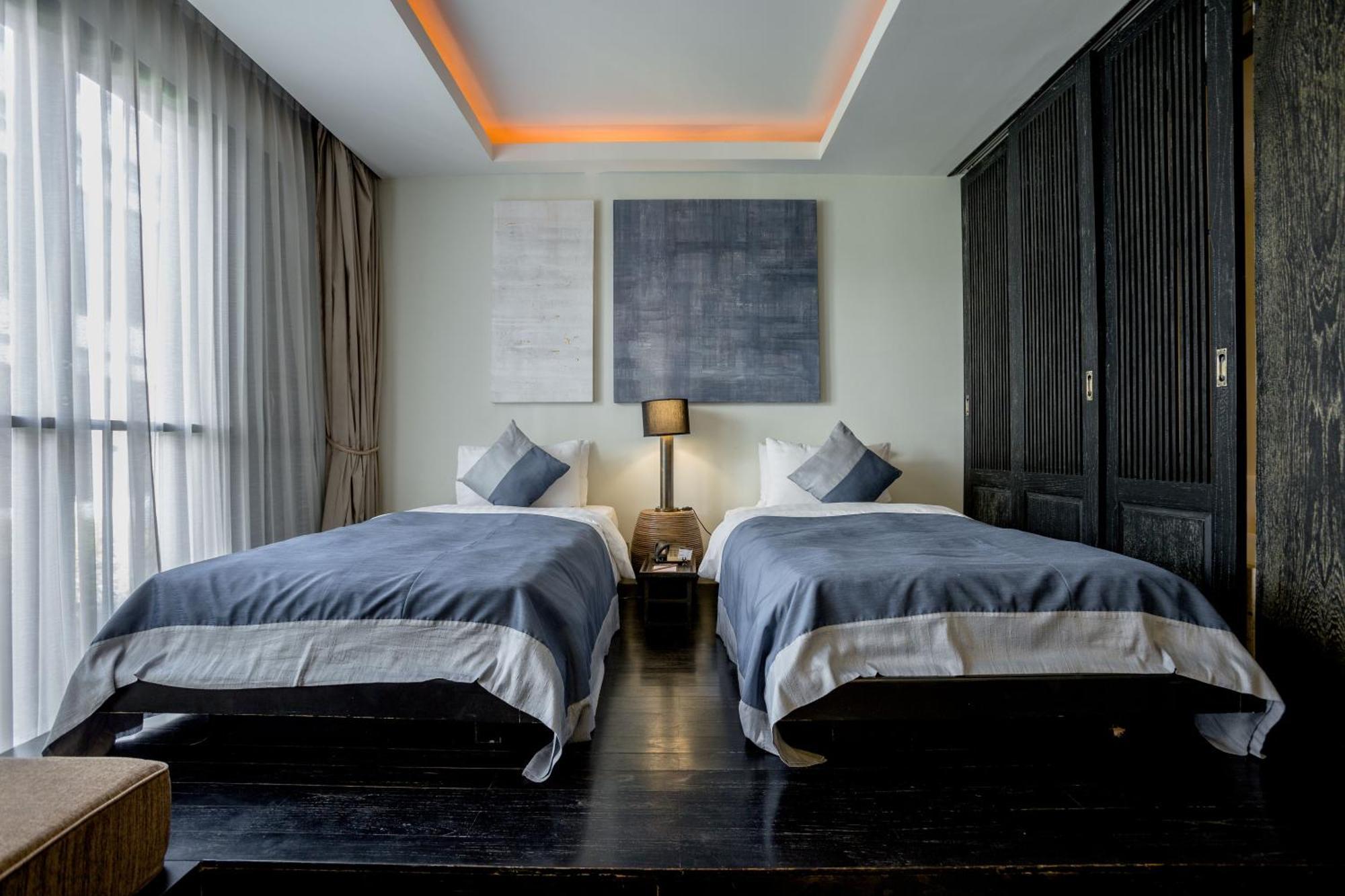 Twin Room Bath