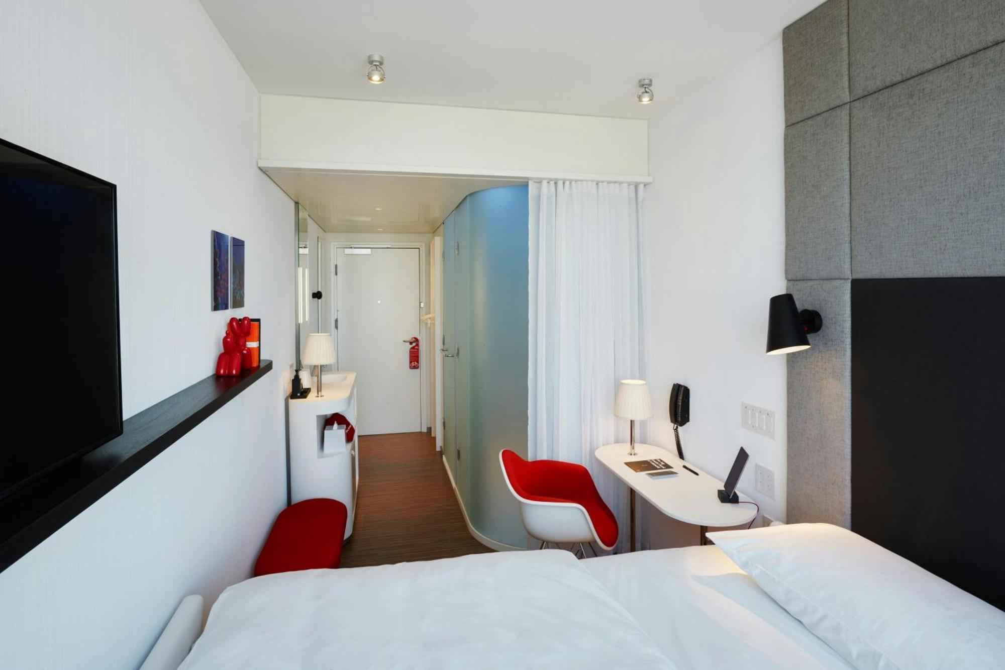 Habitación con cama extragrande.