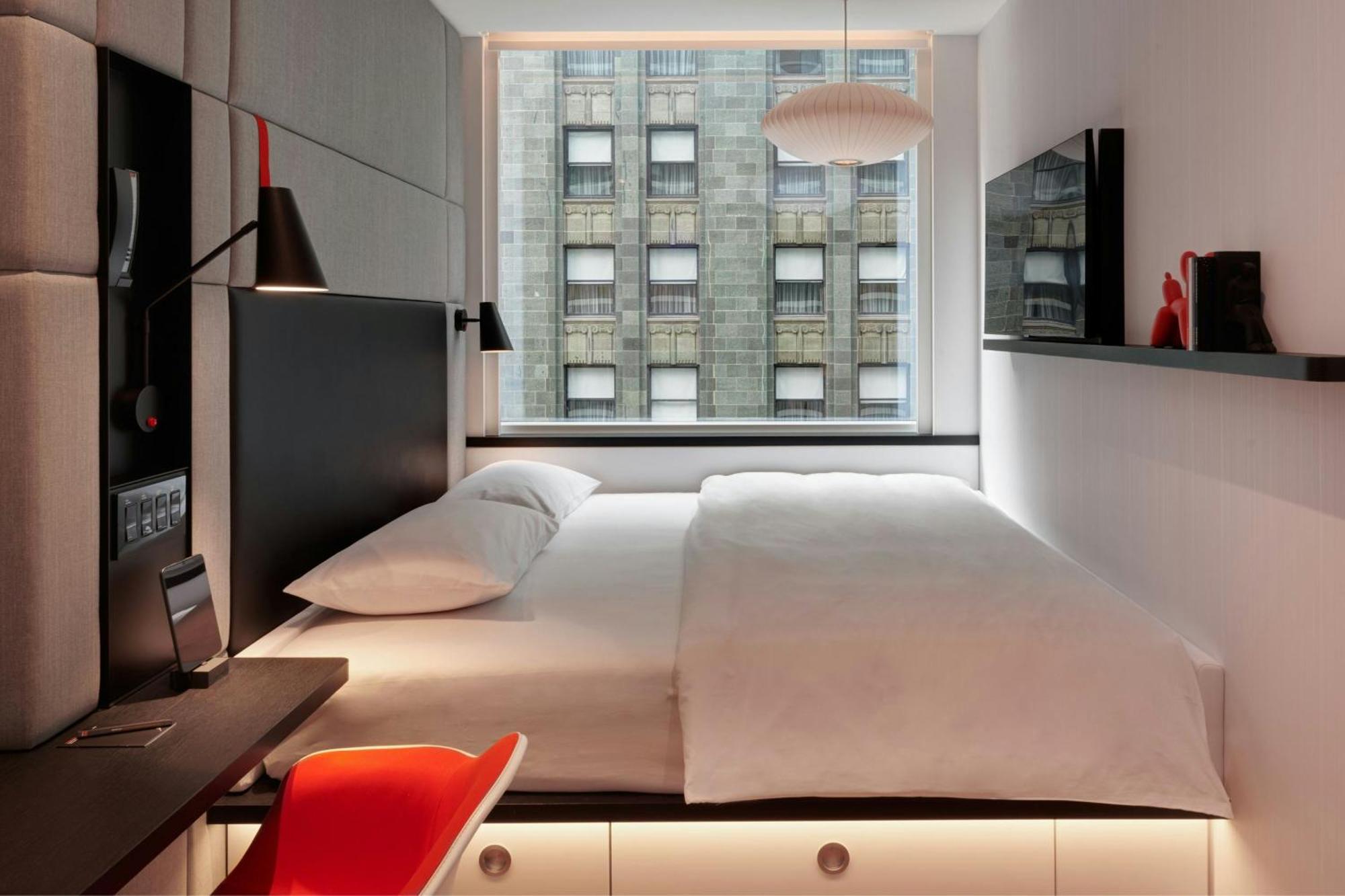 Habitación con cama extragrande.