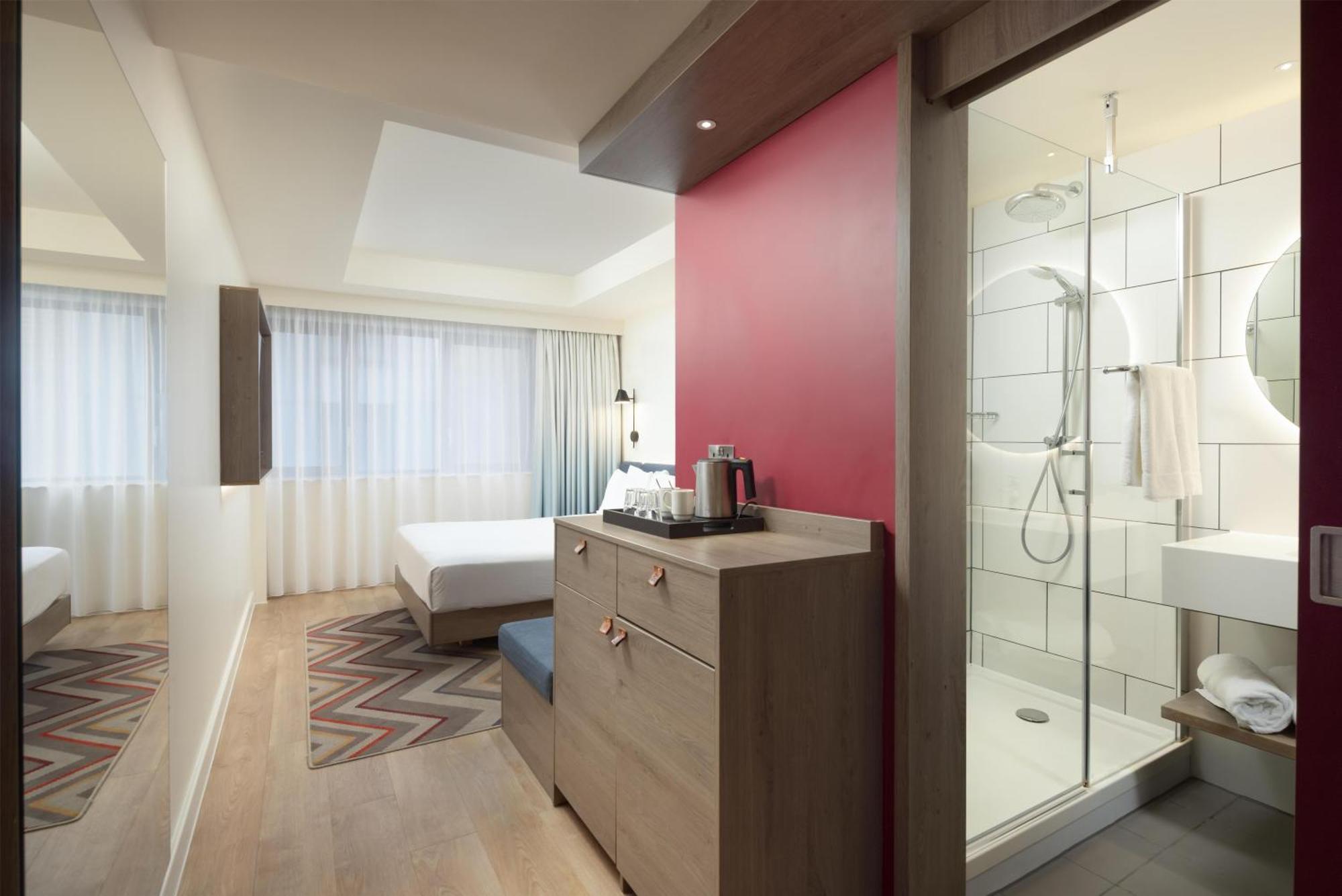 Queen Room Accessible