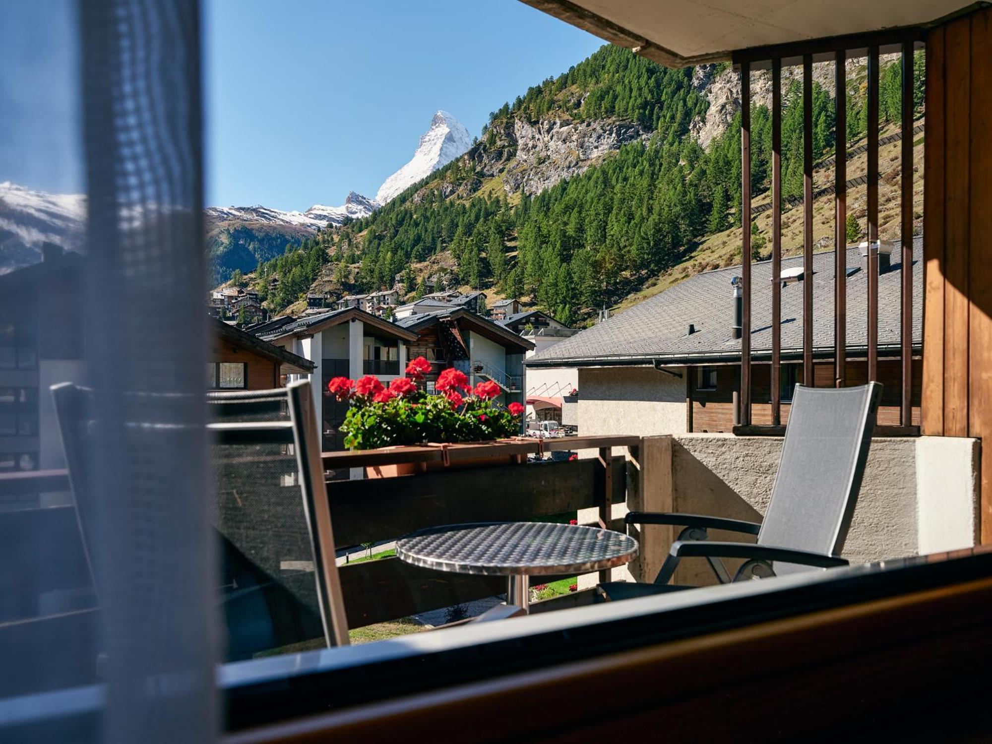 Quarto com 2 Camas de Solteiro com Vista da Matterhorn