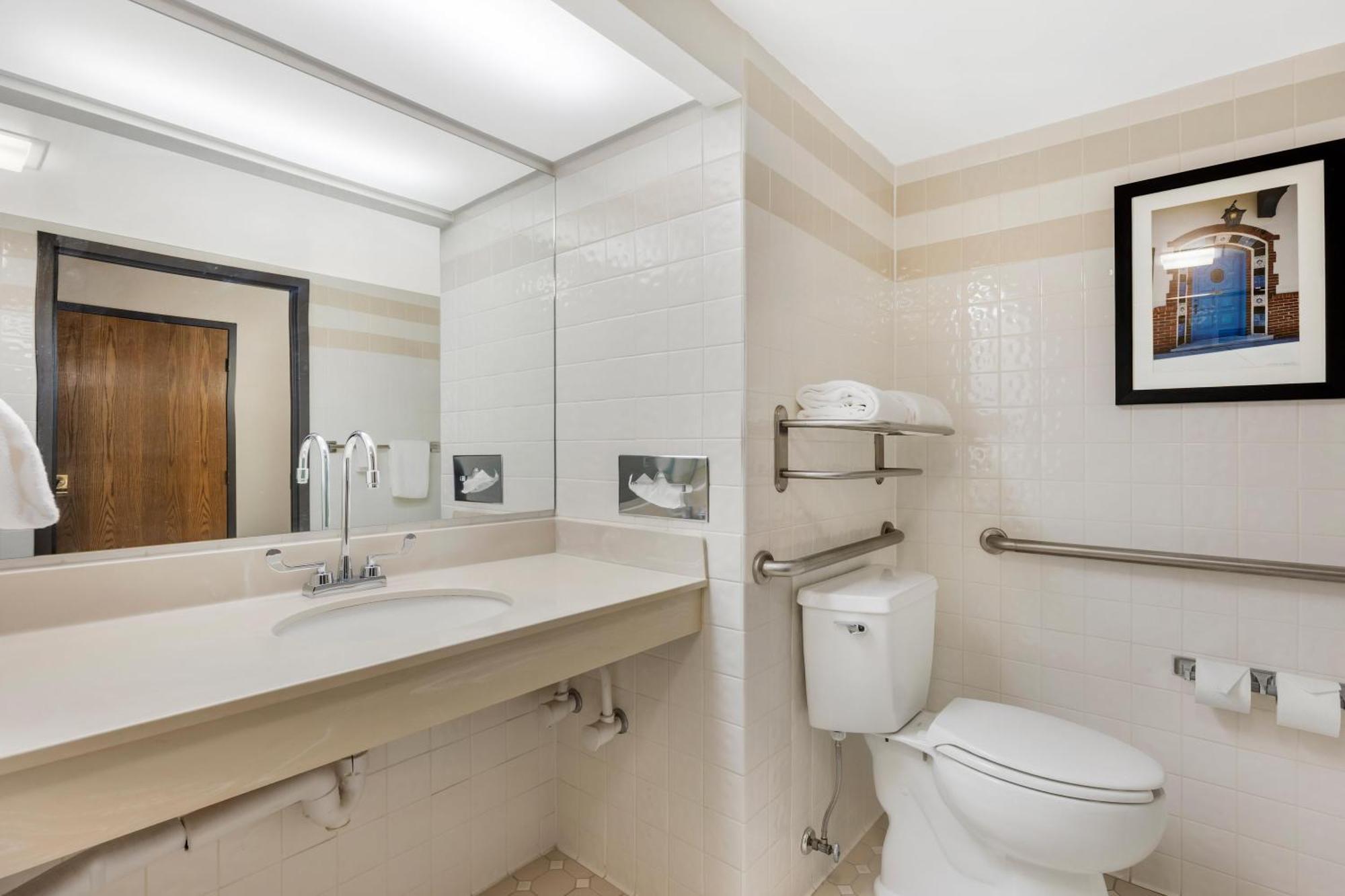 Deluxe King Room Accessible Tub