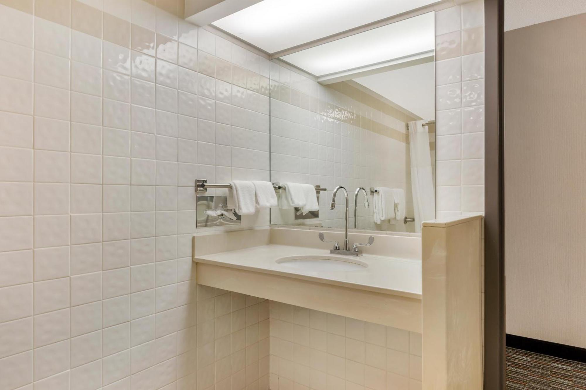 Deluxe Queen Room Two Queen Beds Accessible Tub