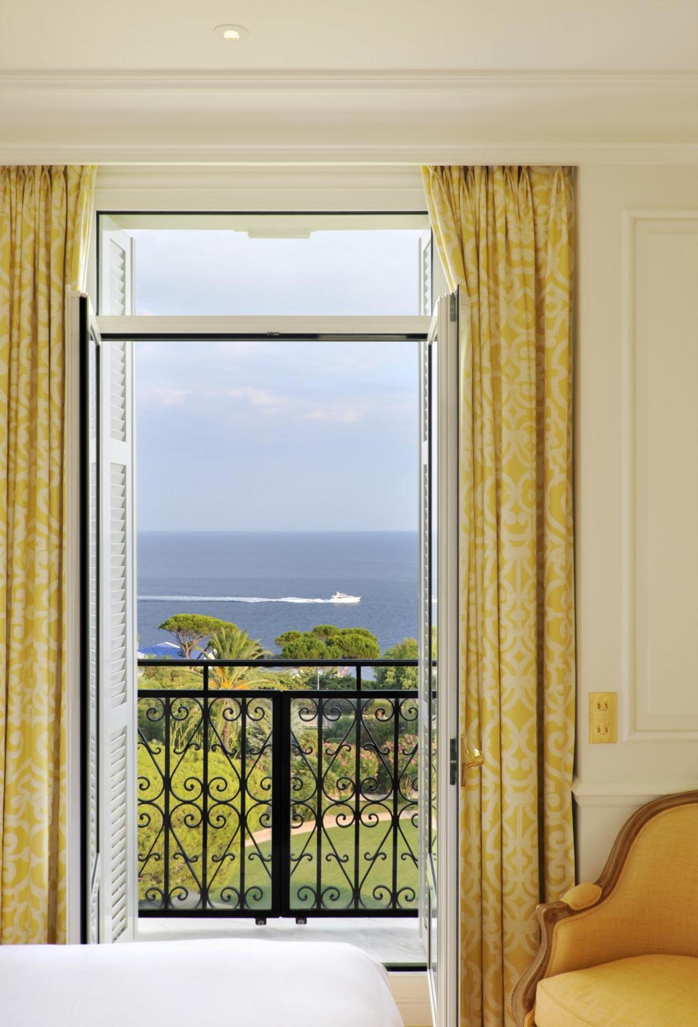Palace Sea View Room King bed