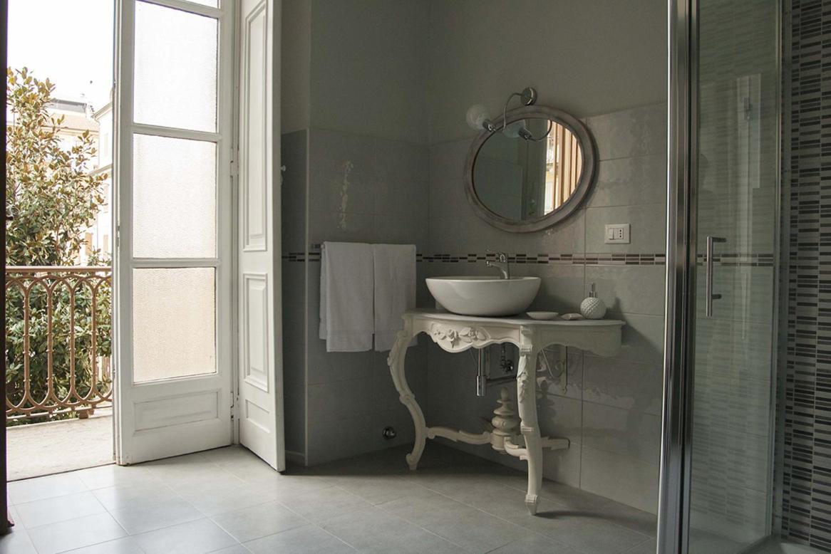 Five-Bedroom Deluxe Apartment