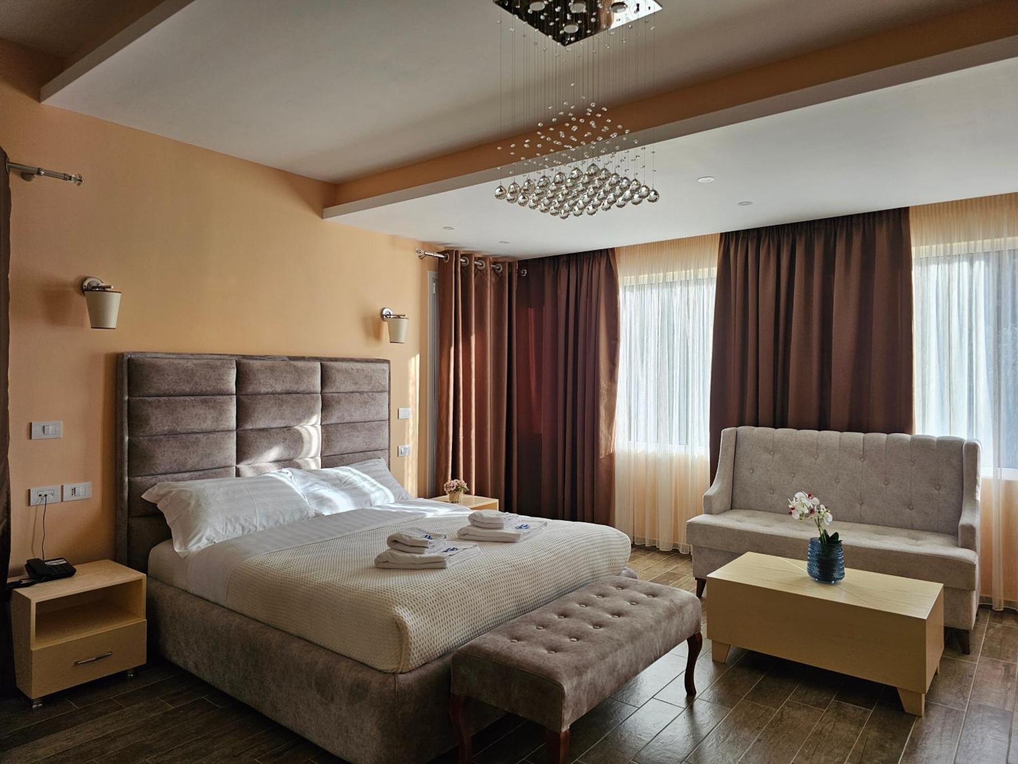 Suite con cama grande y balcón