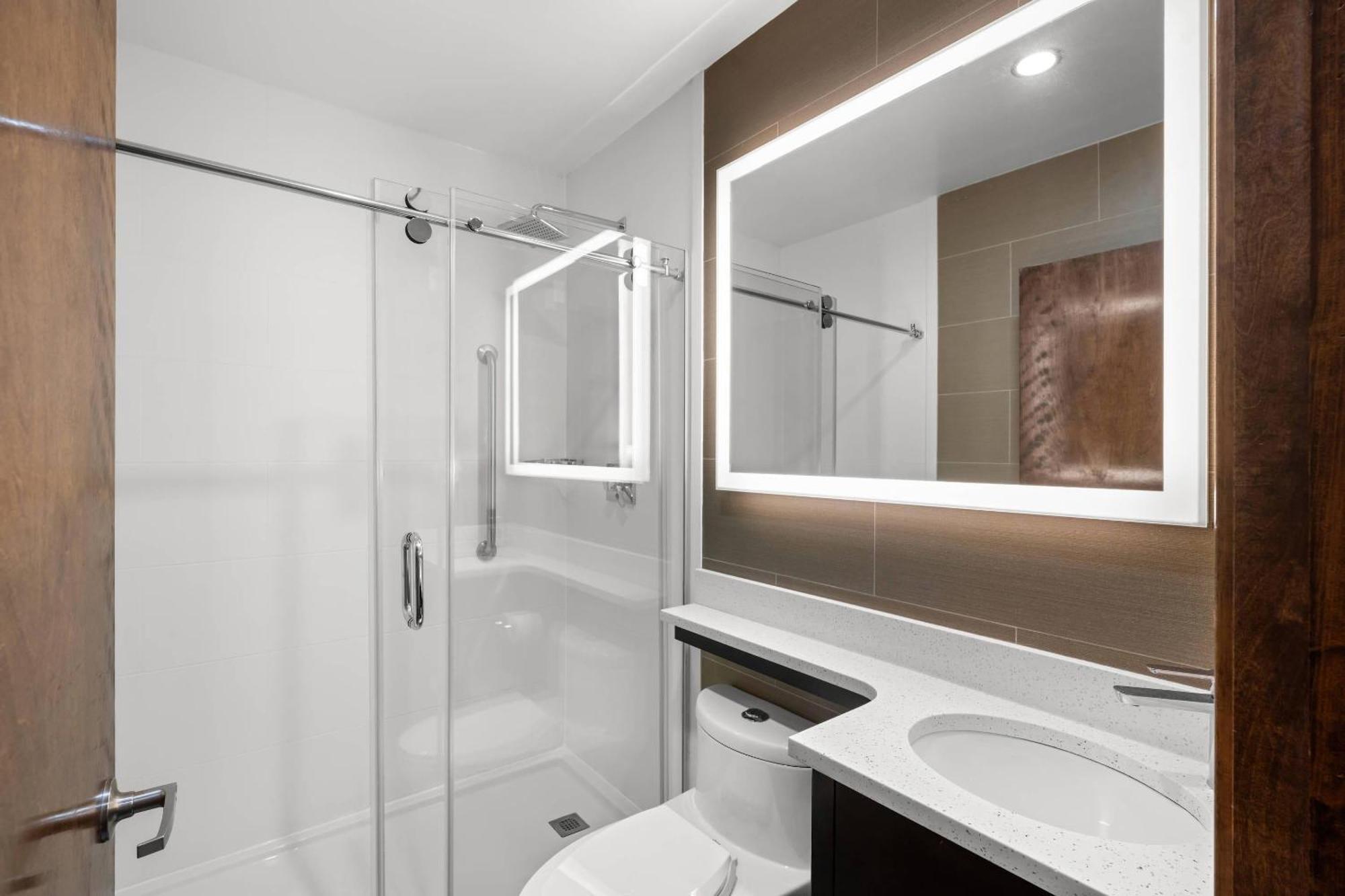 Chambre Lit Queen-Size Accessible aux Personnes à Mobilité Réduite - Non-Fumeurs