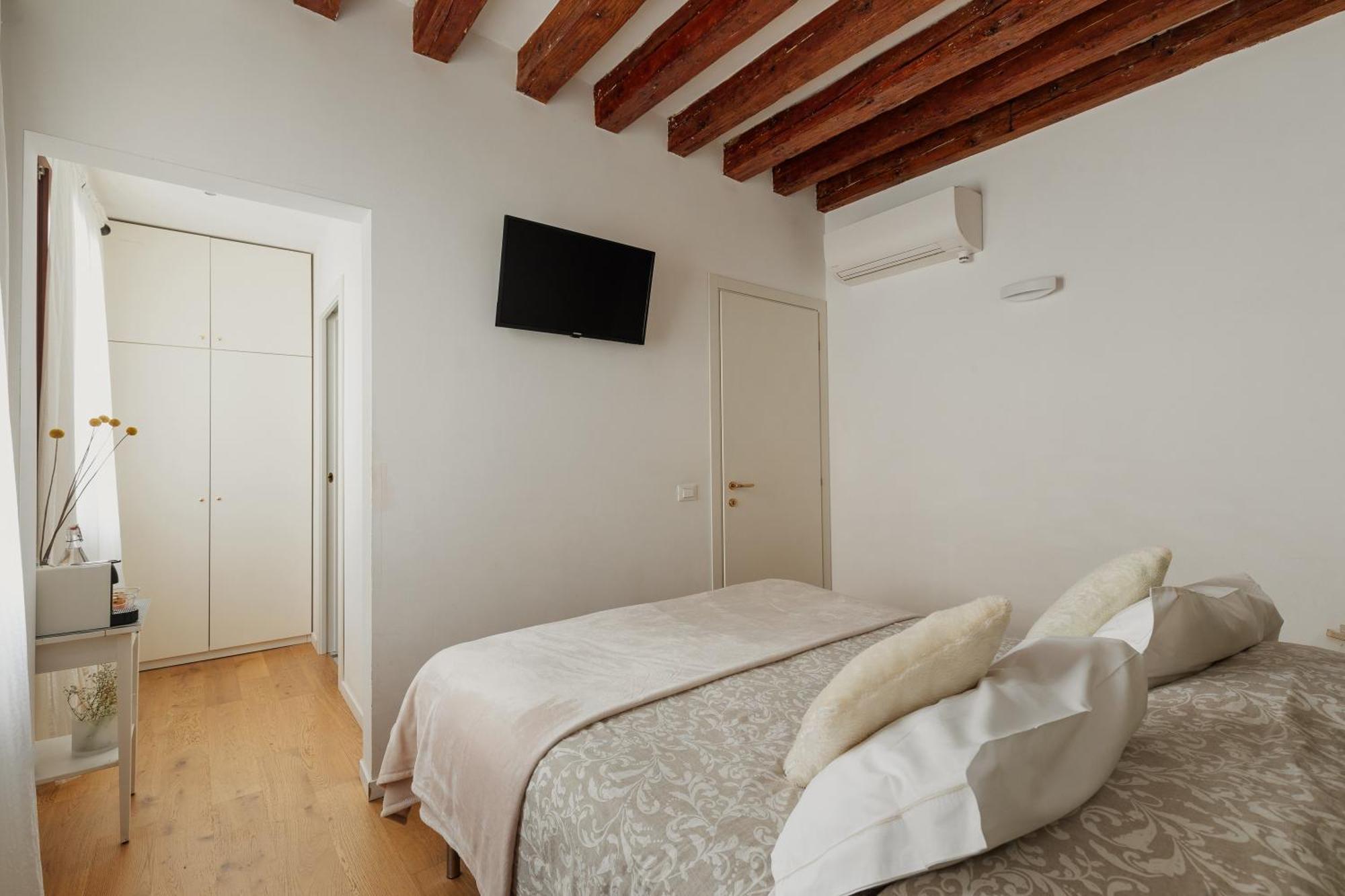 Double or Twin Room Private Bathroom