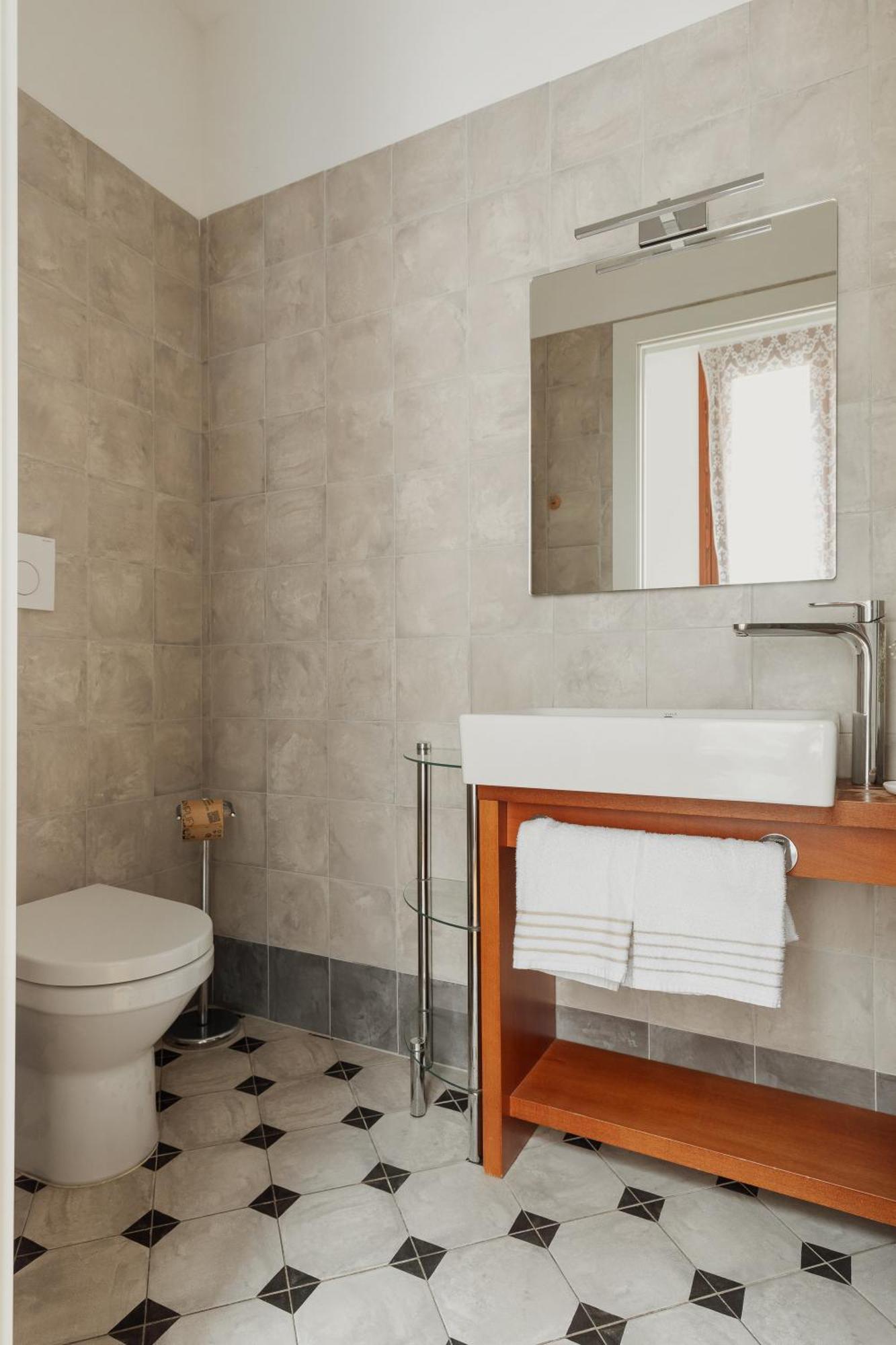 Double or Twin Room Private Bathroom