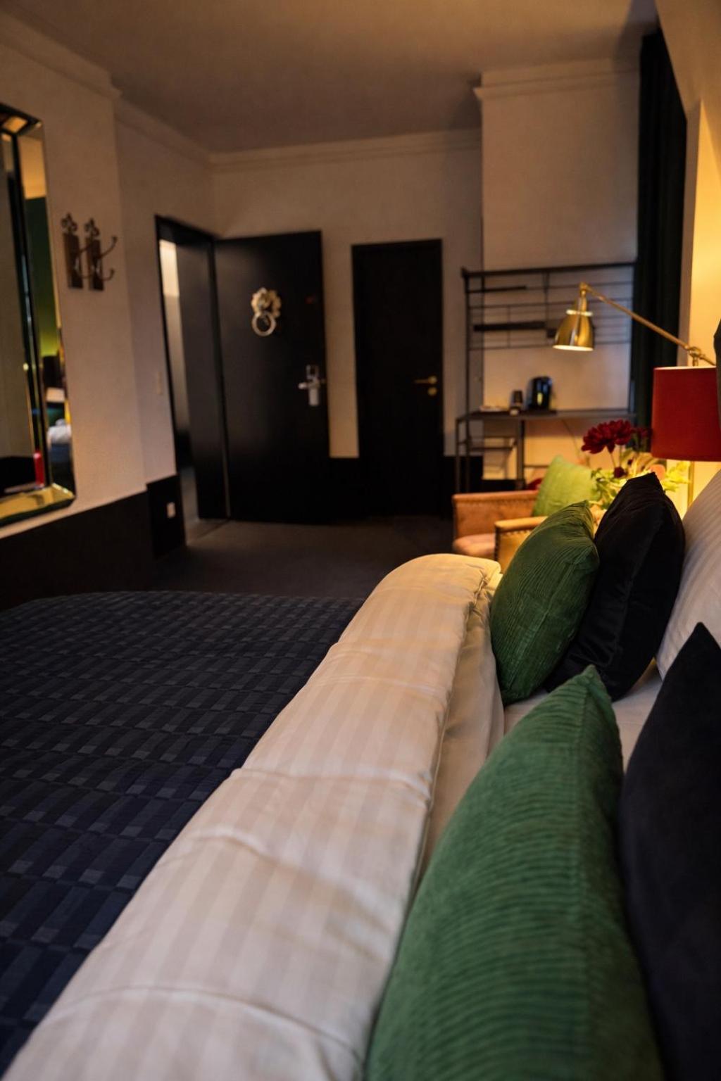 Double Room,1743450446:JPEG
