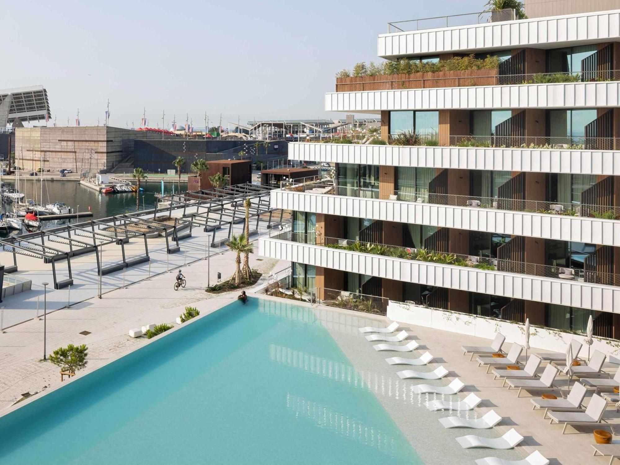 Twin Room with Marina View - Captivate