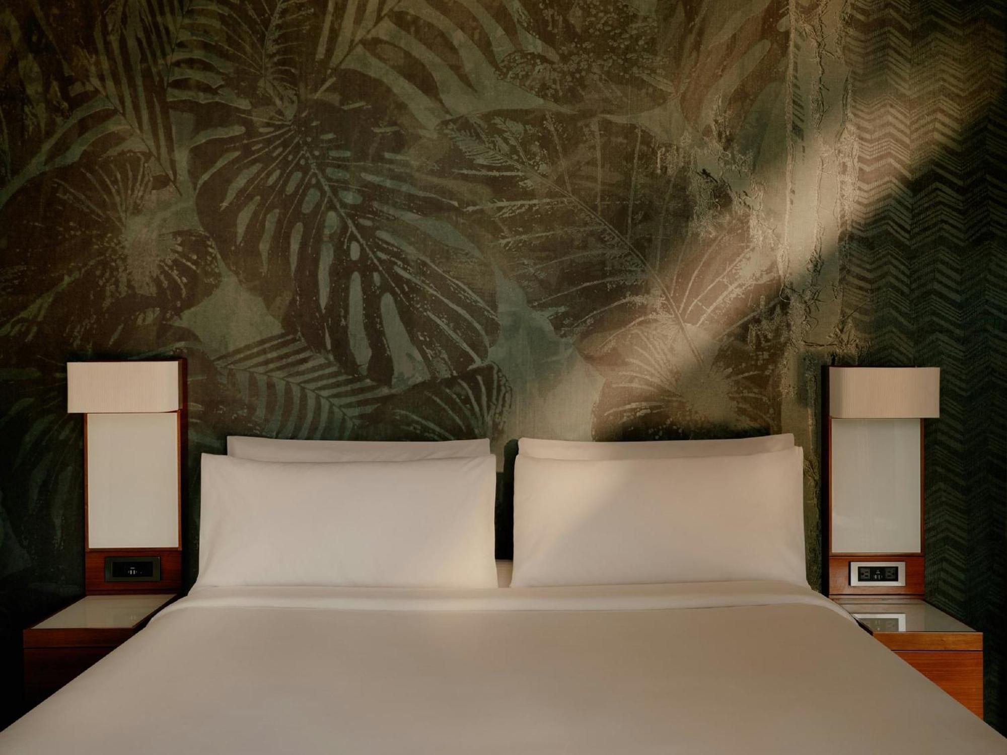 Habitación con cama extragrande y vistas a la ciudad