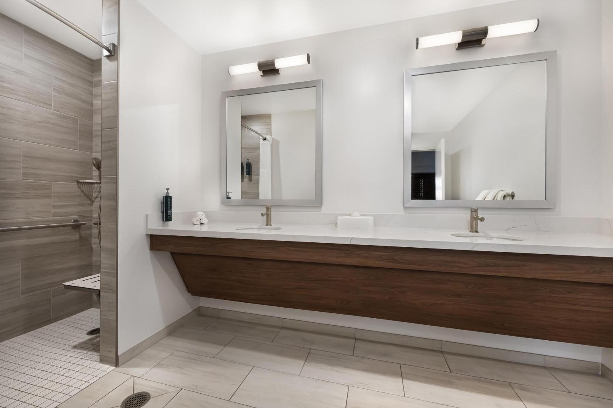2 BEDROOM 2 KINGS DELUXE SUITE ROLL IN SHOWER
