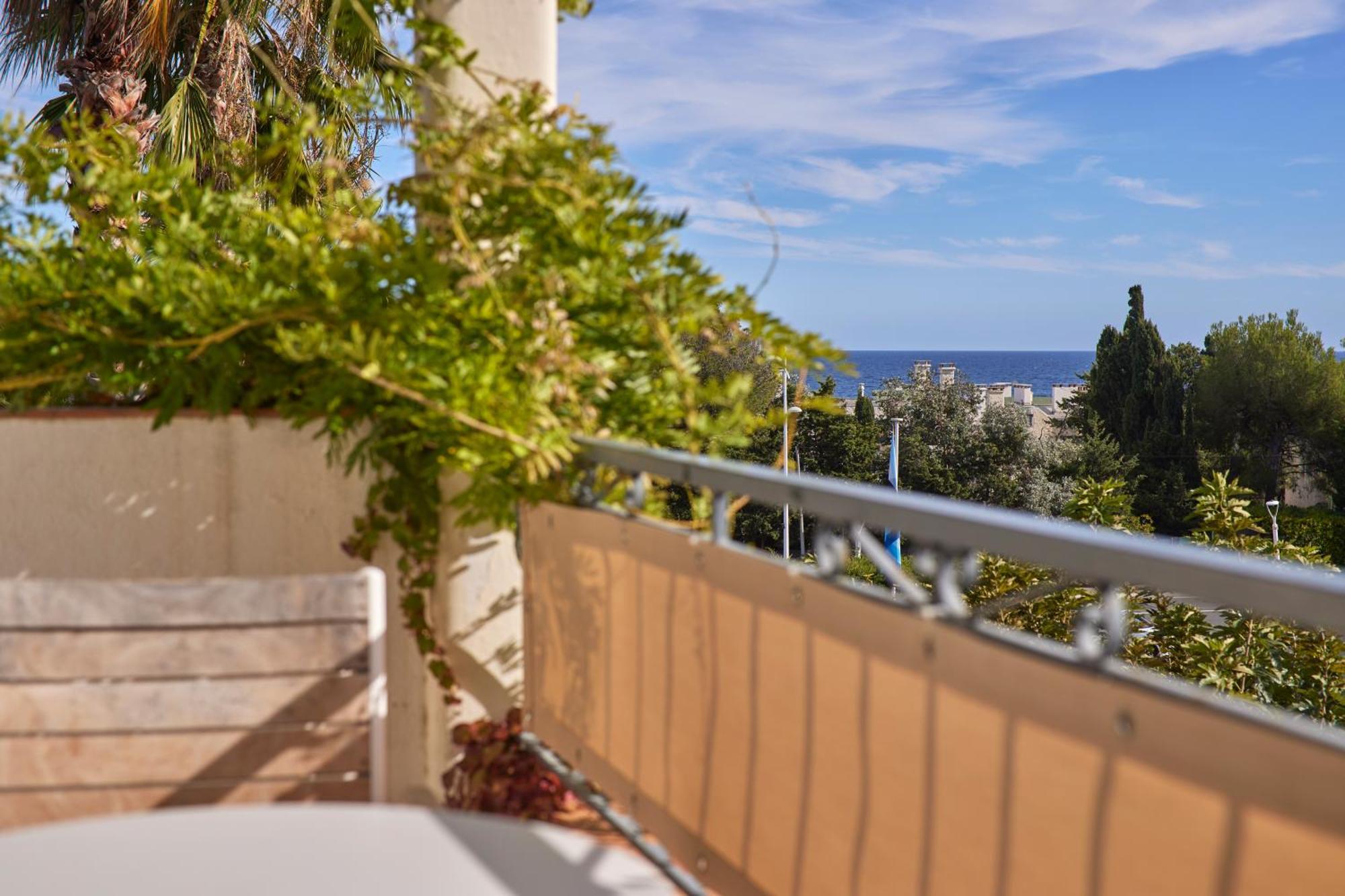 Comfort room garden view balcony