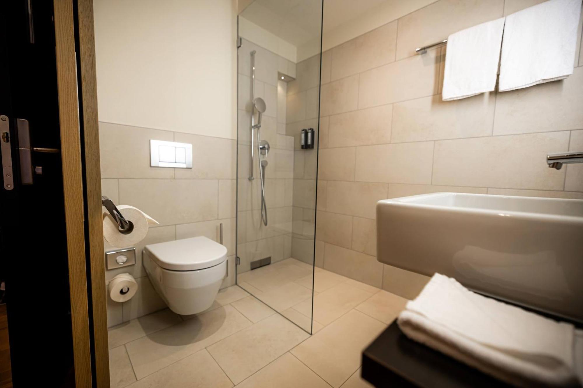 Twin Room,1758315793:JPEG