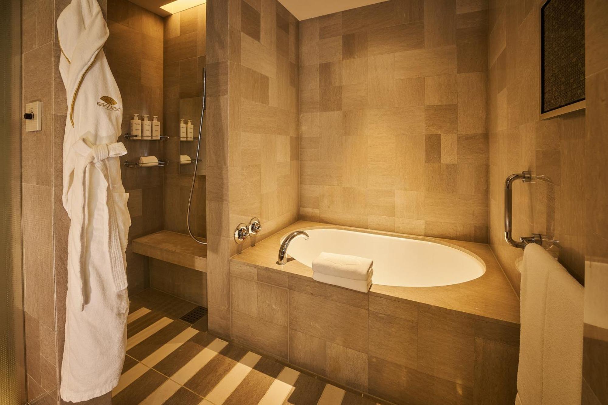 Premier Deluxe King Room