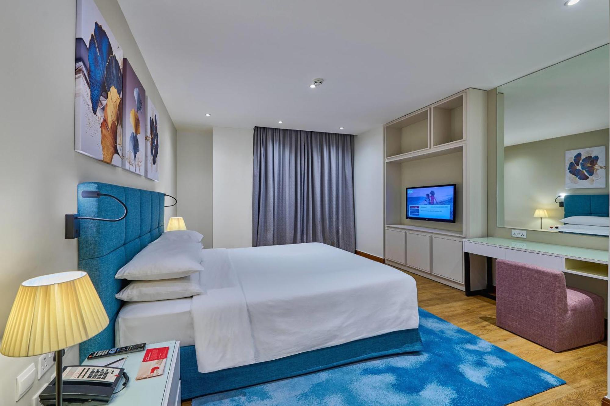 Suite King con 1 Camera da Letto e Balcone e Vista Mare Parziale