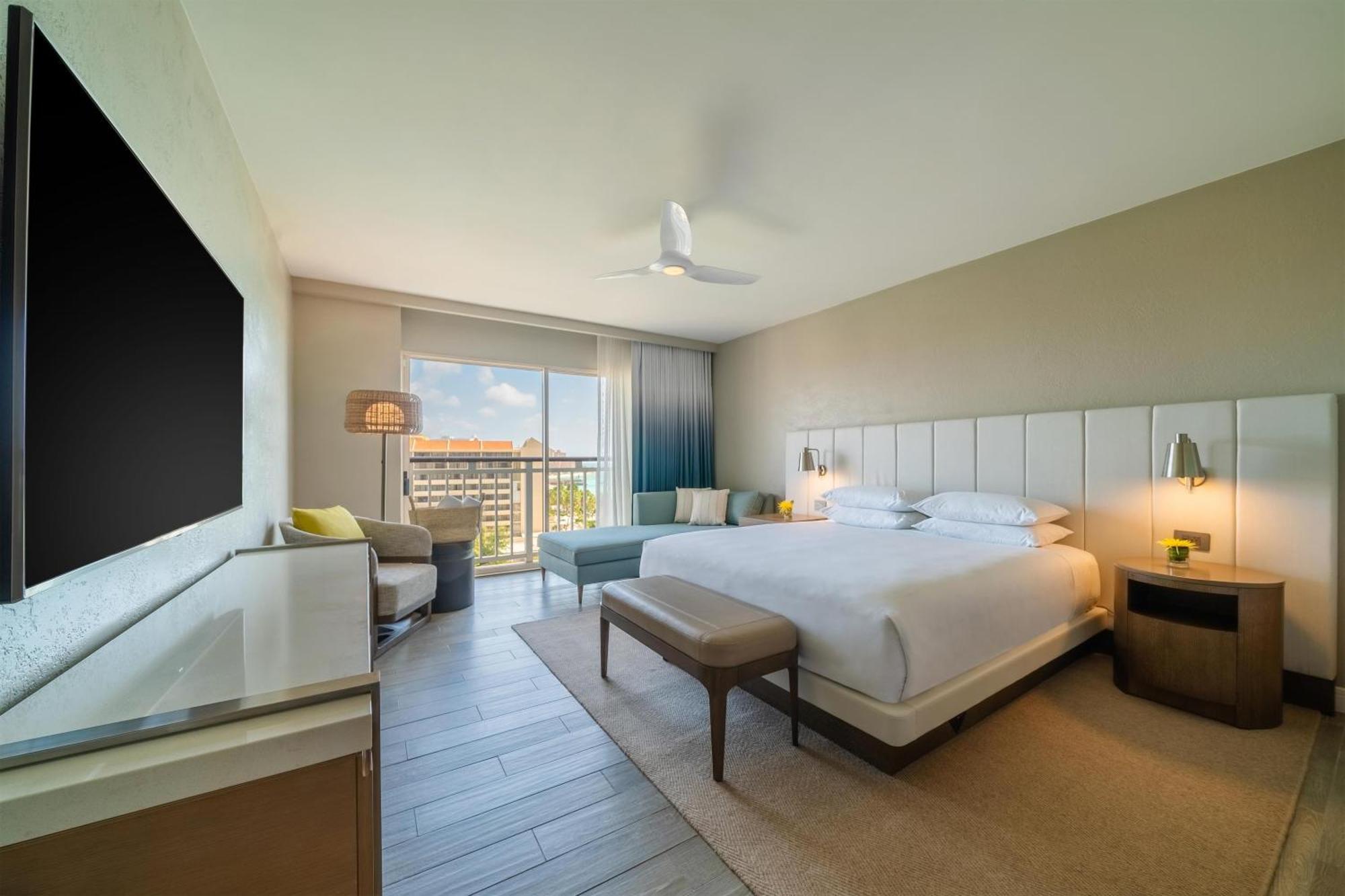 Zimmer mit Kingsize-Bett und Aussicht über das Resort