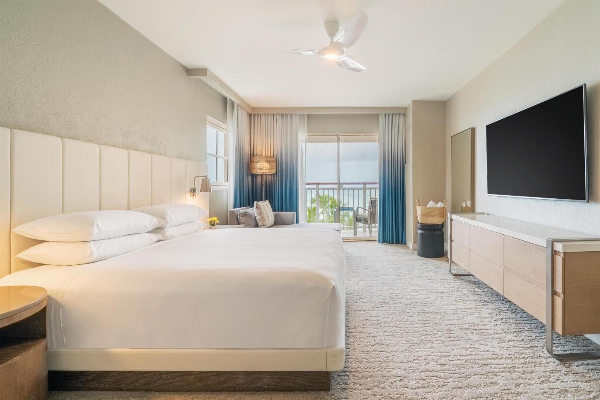 Zimmer mit Kingsize-Bett, Balkon und seitlichem Meerblick