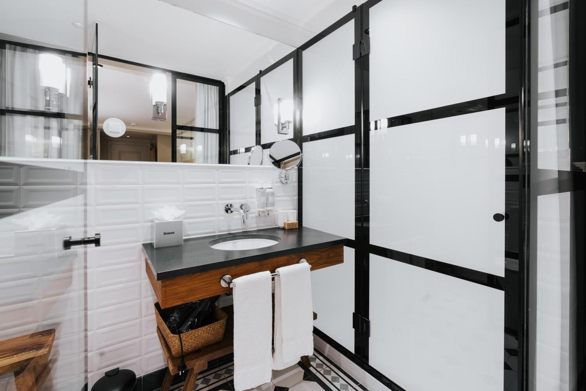 Deluxe Double or Twin Room with Interior View,1759147974:JPEG