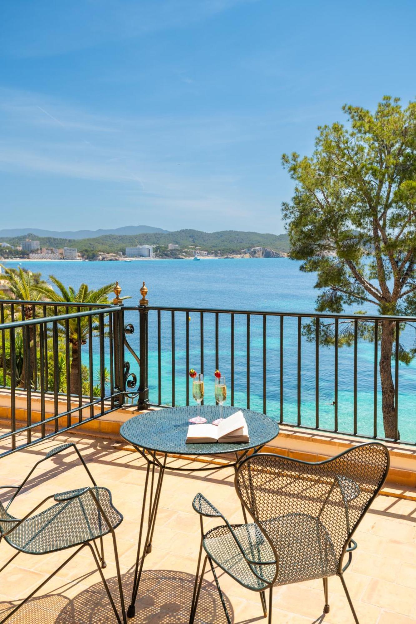 Double or Twin Room Seafront View Balcony