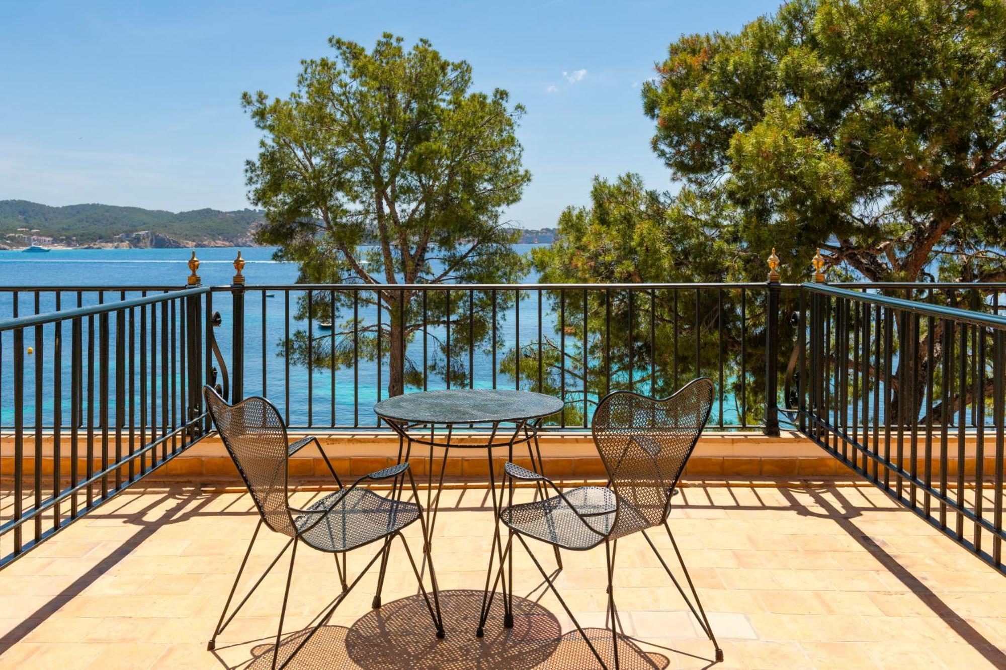 Double or Twin Room Seafront View Balcony