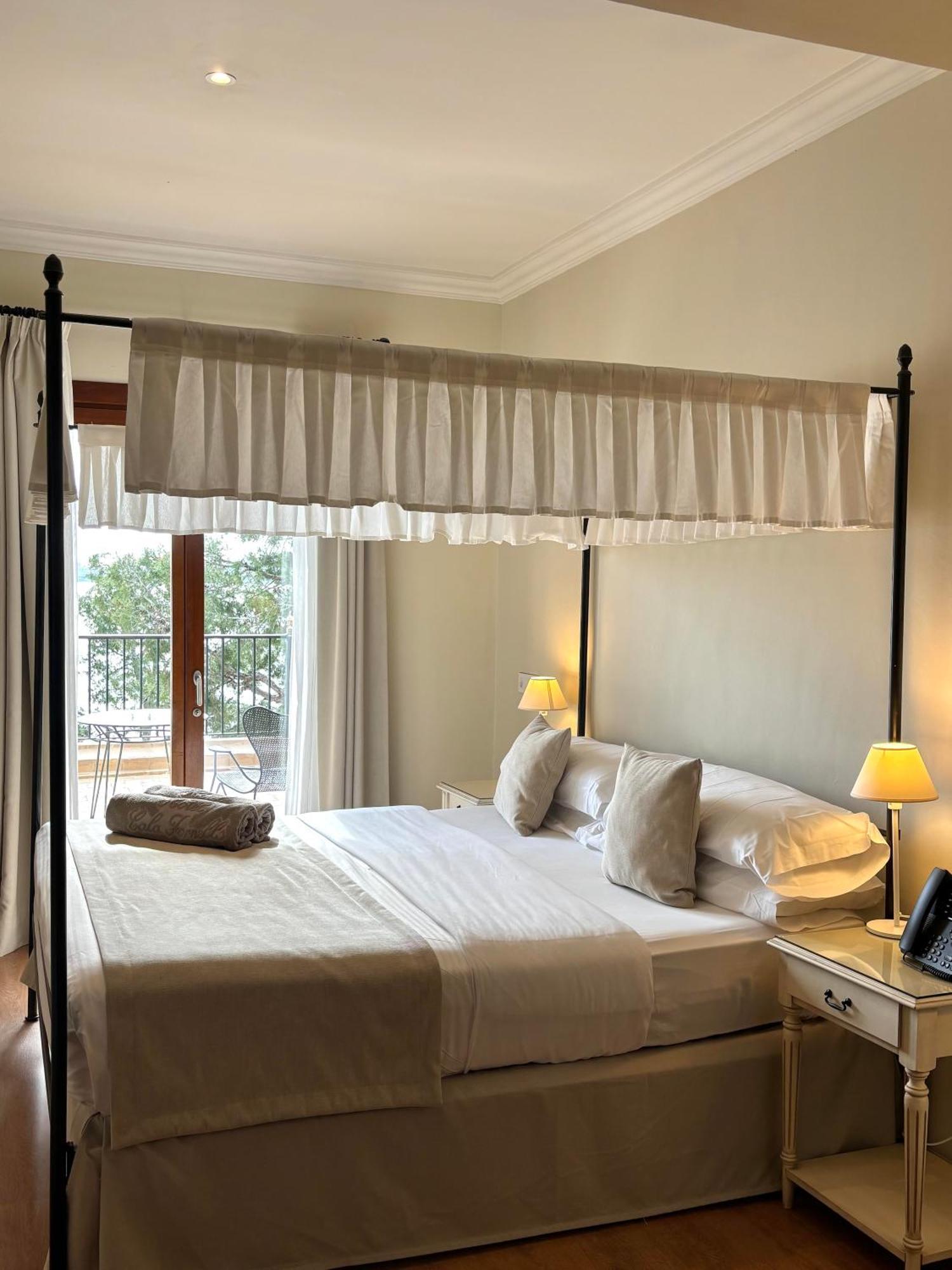 Double or Twin Room Seafront View Balcony