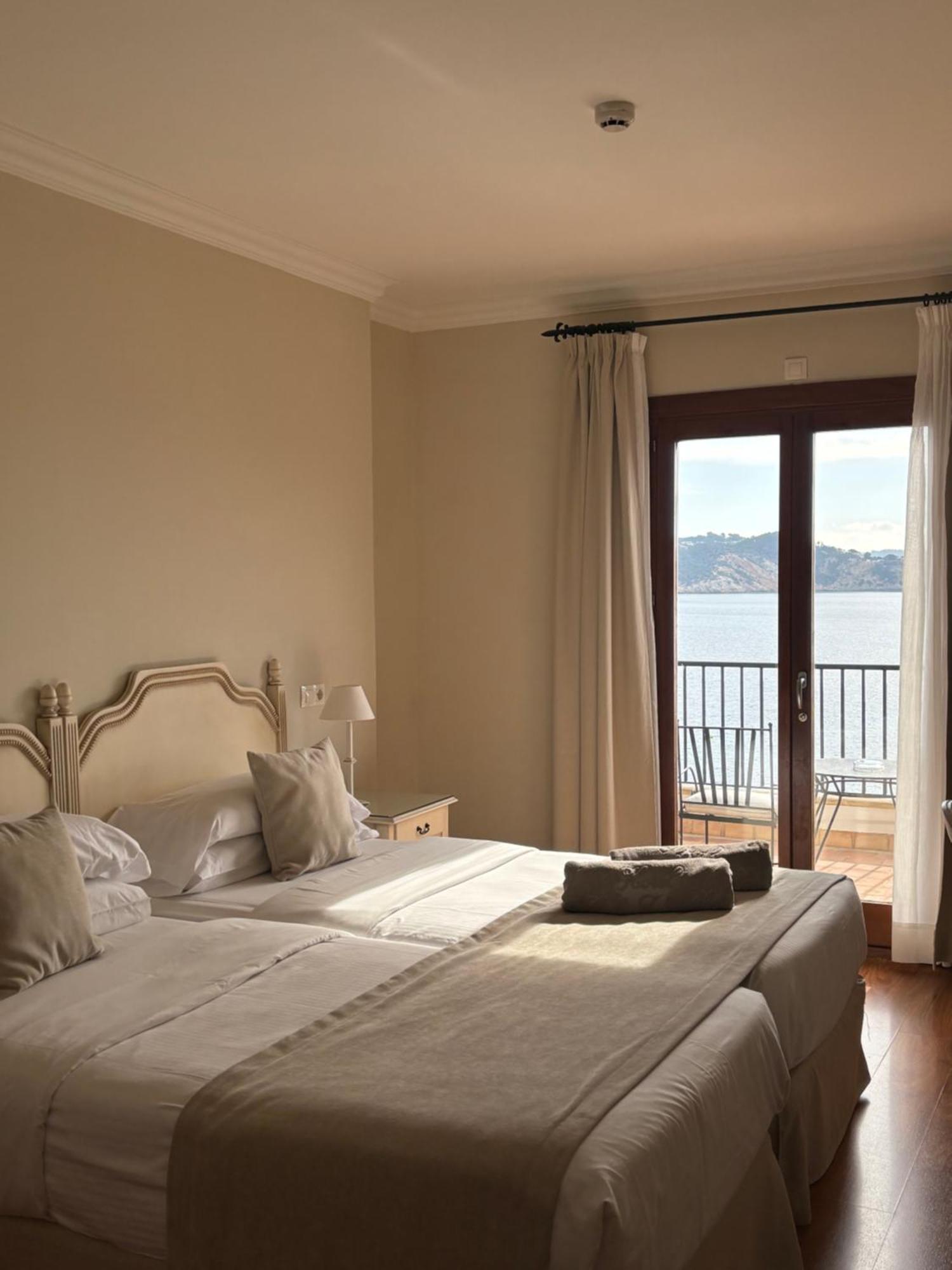 Superior Double or Twin Room Seafront View Balcony