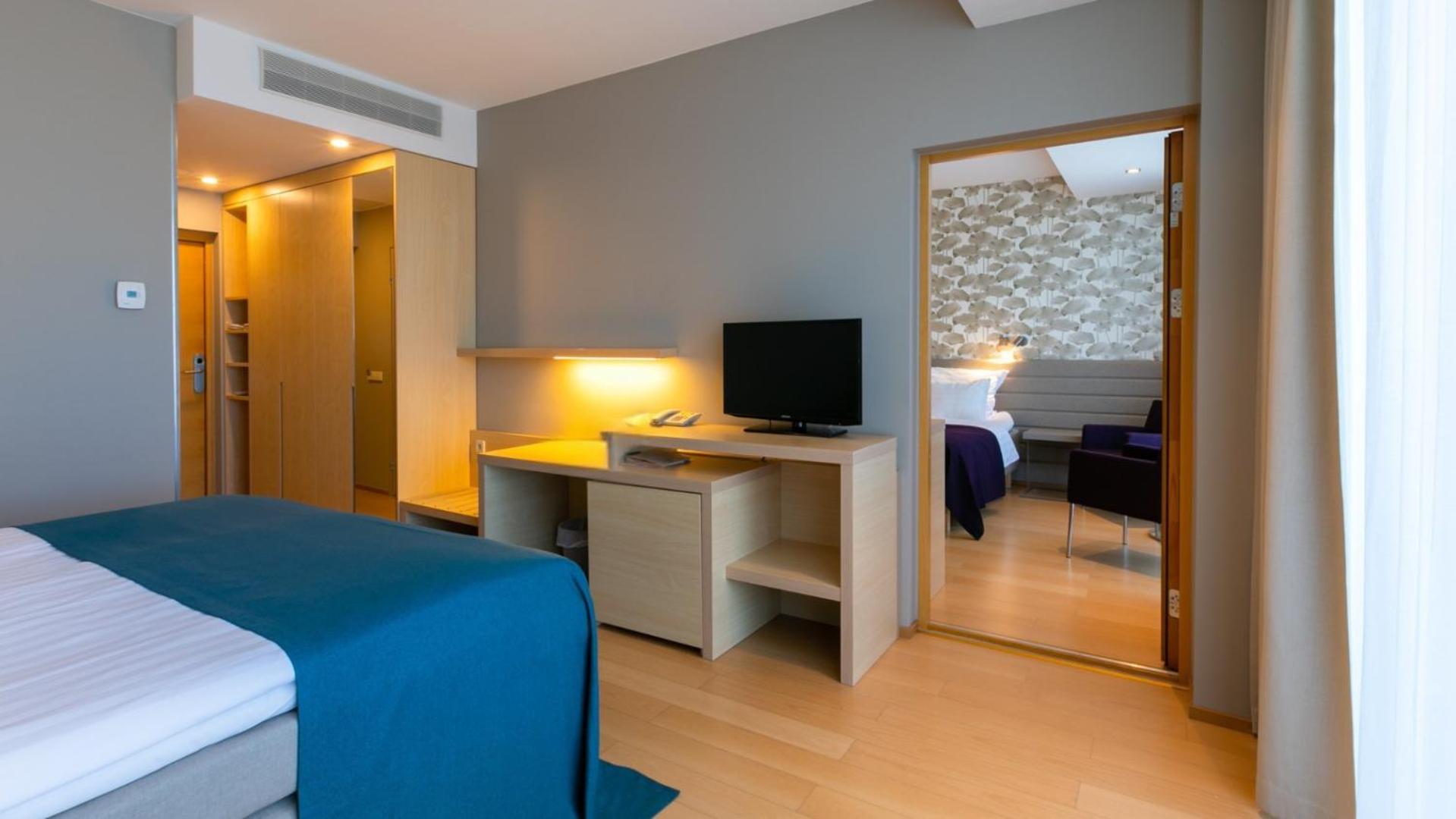Family Room Spa Access