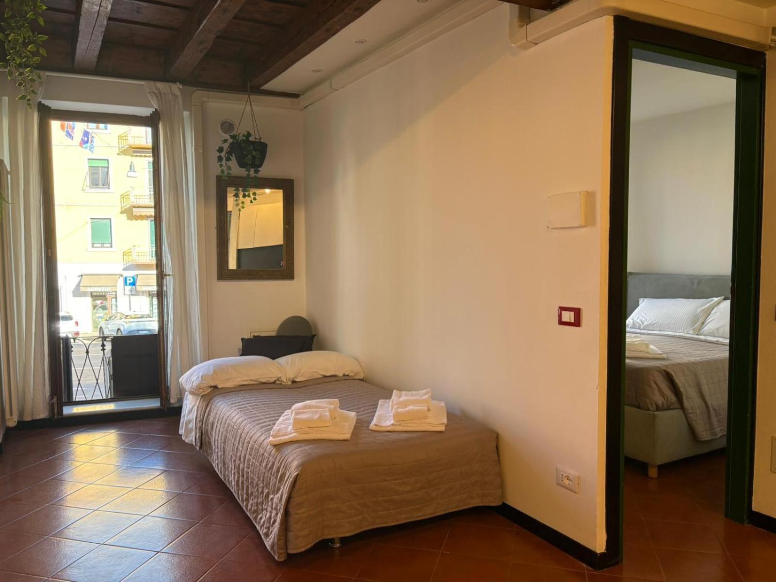 One-Bedroom Apartment Balcony City View