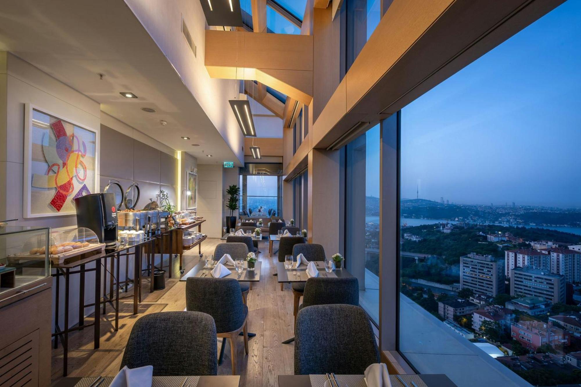 Executive King Room Club Lounge Access City View