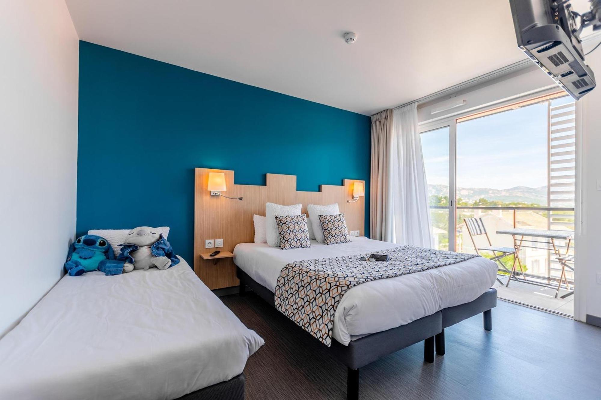 Family Room with One Queen Bed and One Single Bed - Balcony/Non-Smoking,1765843035:JPEG
