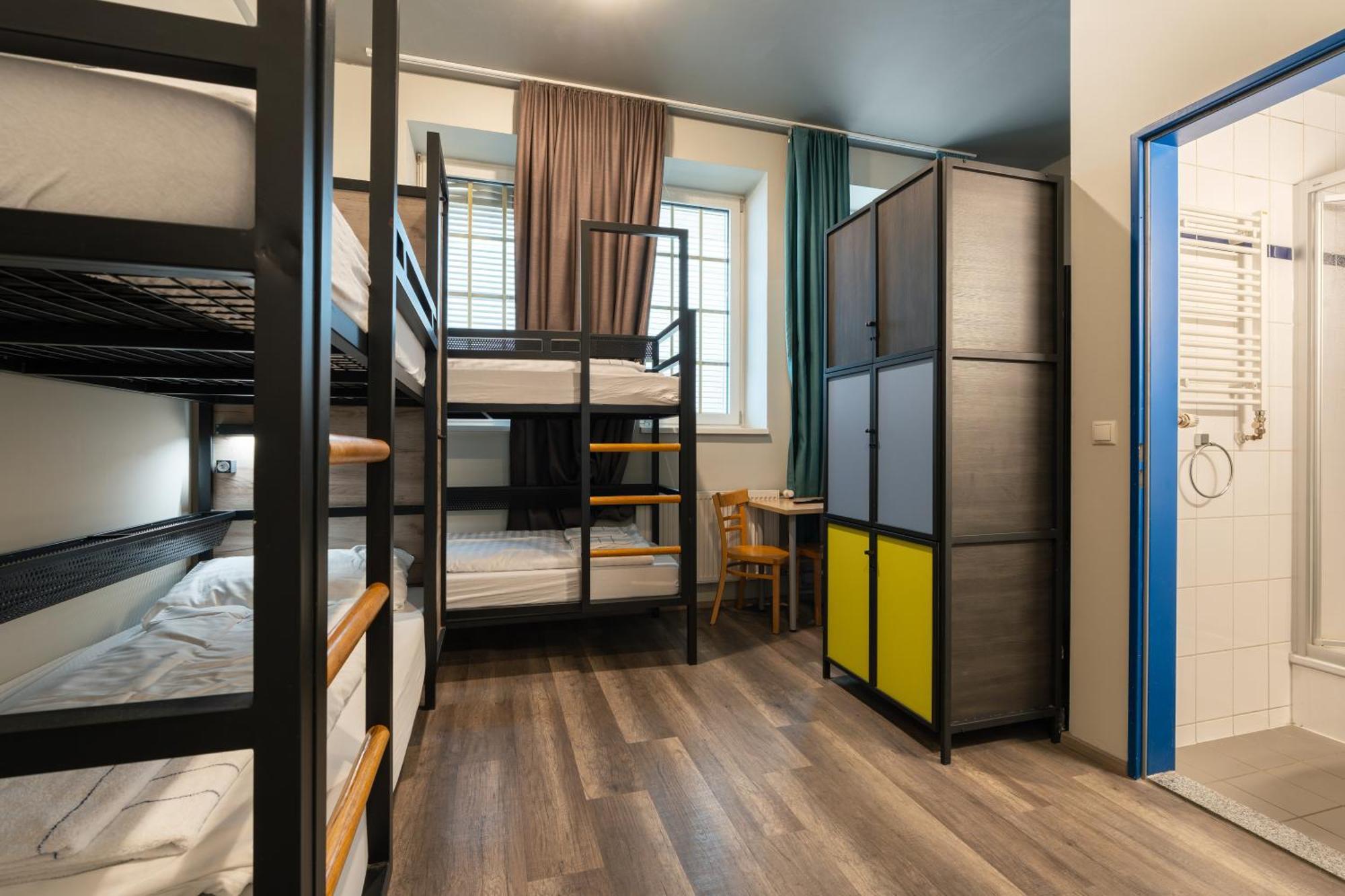 Bed 6-Bed Dormitory Room