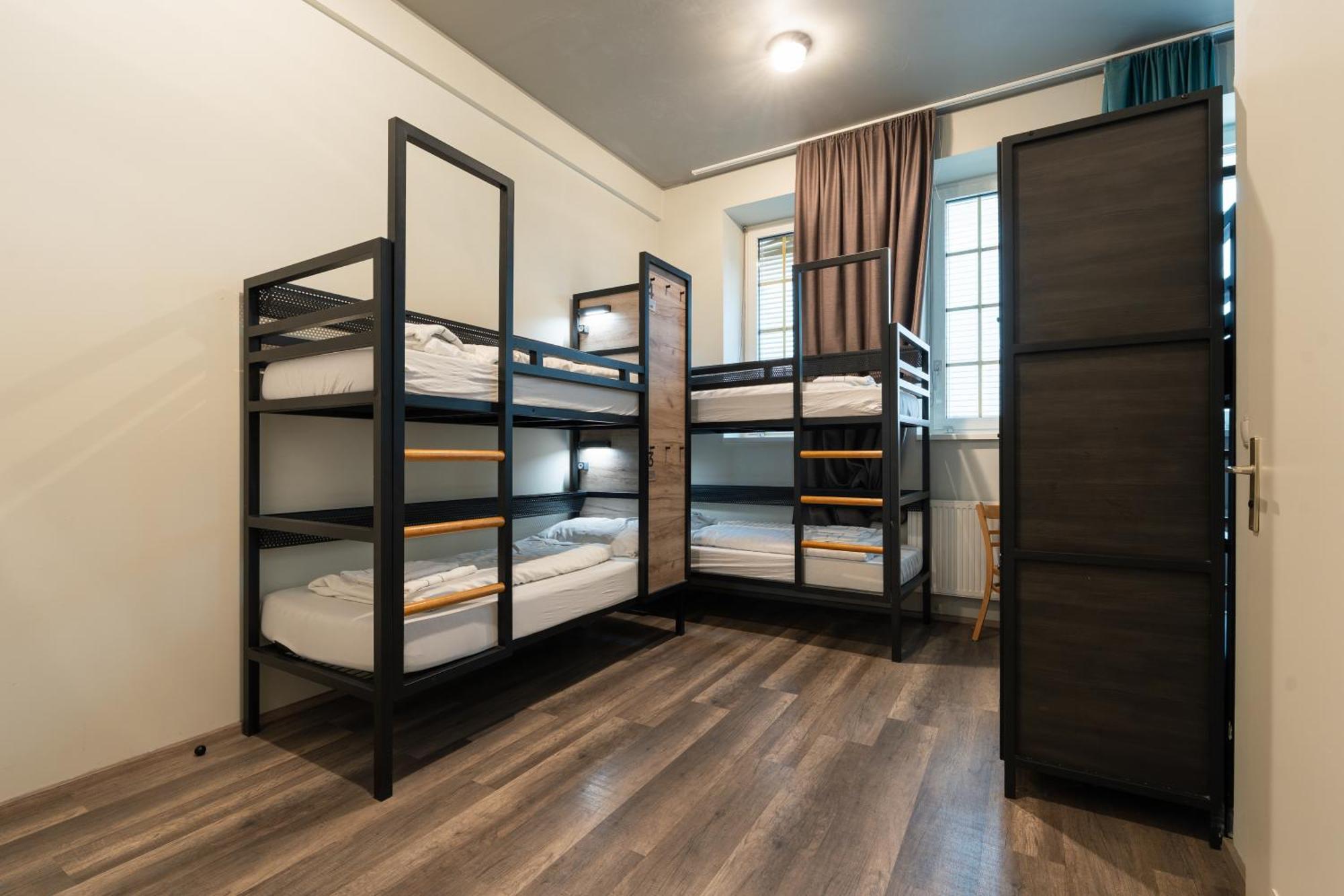 Bed 6-Bed Dormitory Room