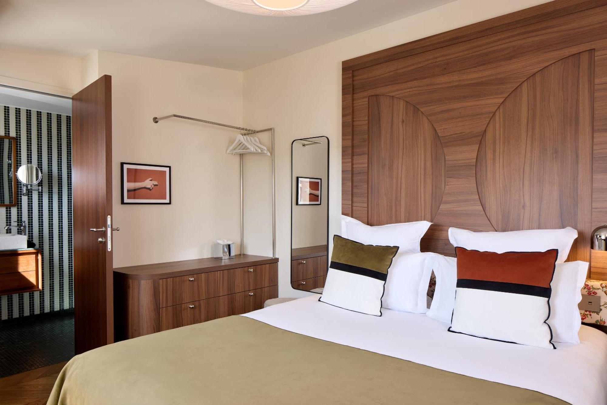 Room Eiffel Tower View