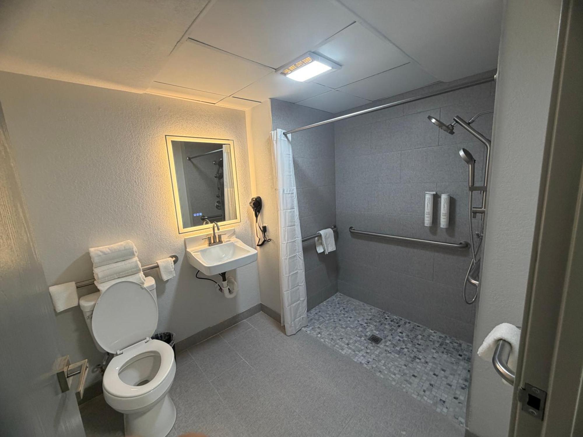 King Room with Tub - Disability Access/Non Smoking/Interior Corridor,1766136897:JPEG