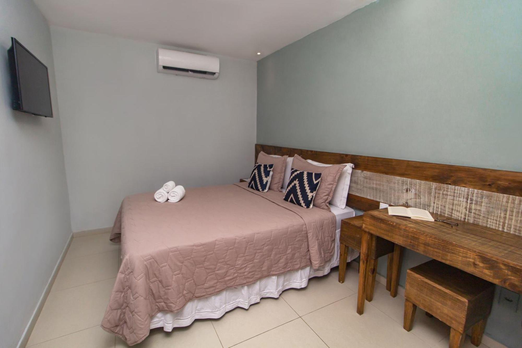 Quarto com Cama Queen-size e Vista da Piscina