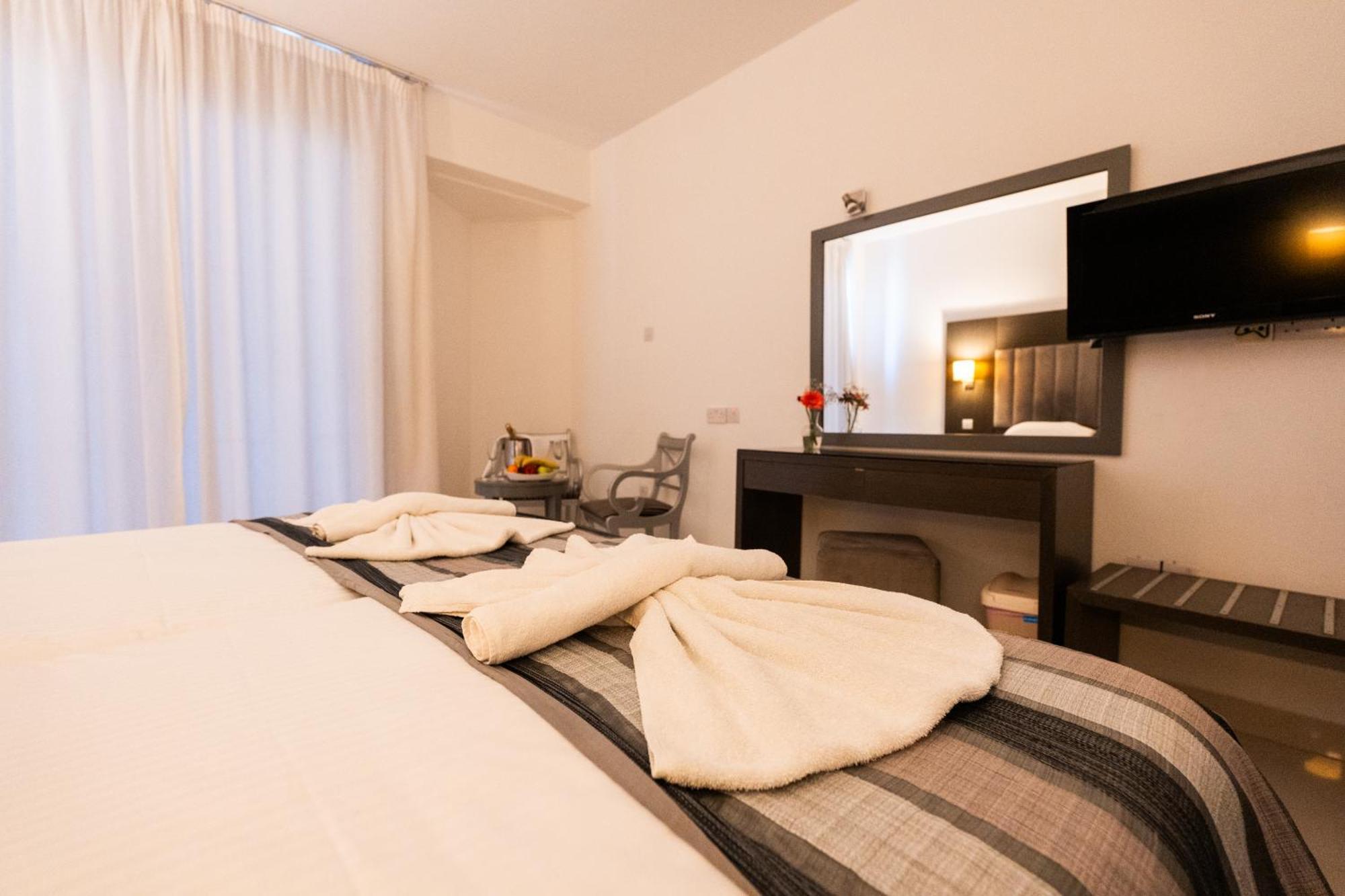 Double or Twin Room Inland View