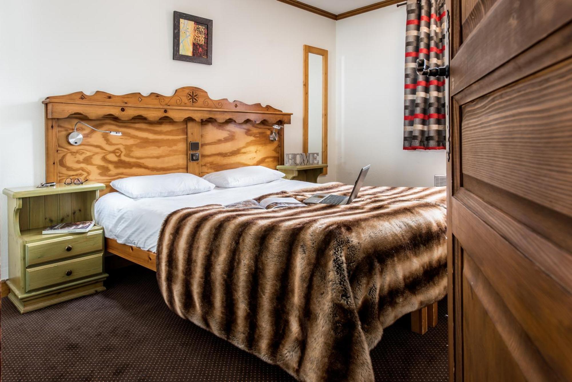 Three-Bedroom Apartment Montana Soleil