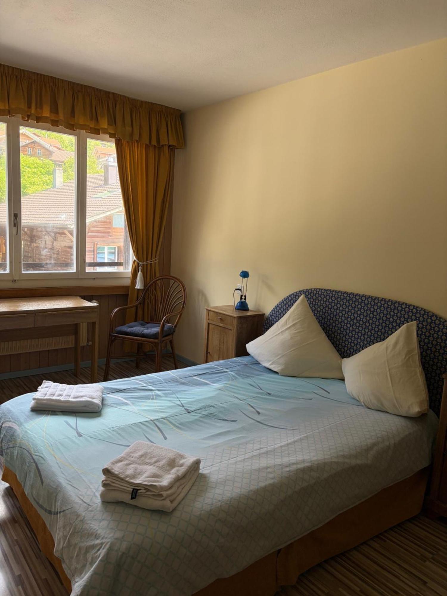 Doppelzimmer mit Gemeinschaftsbad und Bergblick