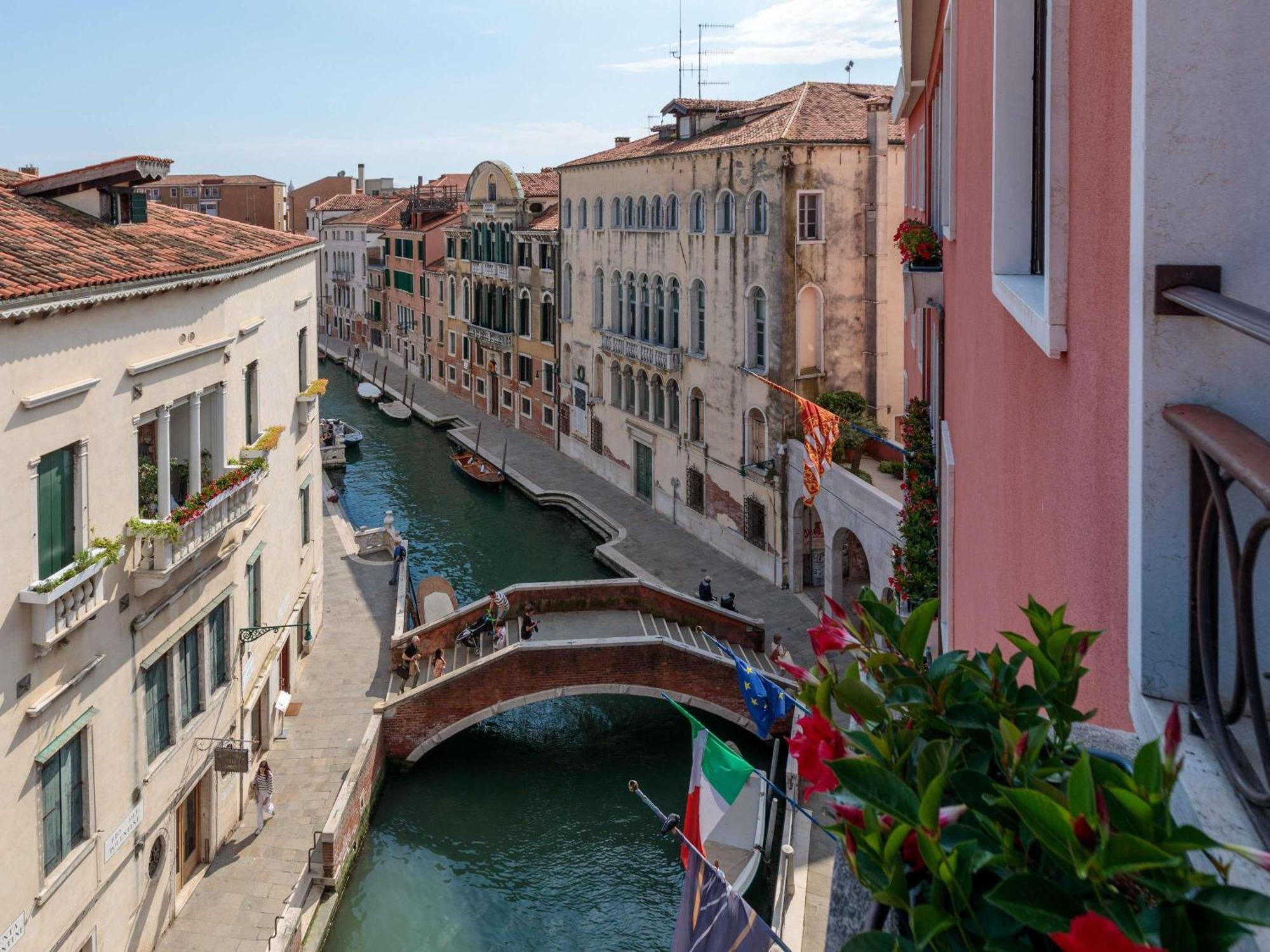 Deluxe Triple Room Canal View