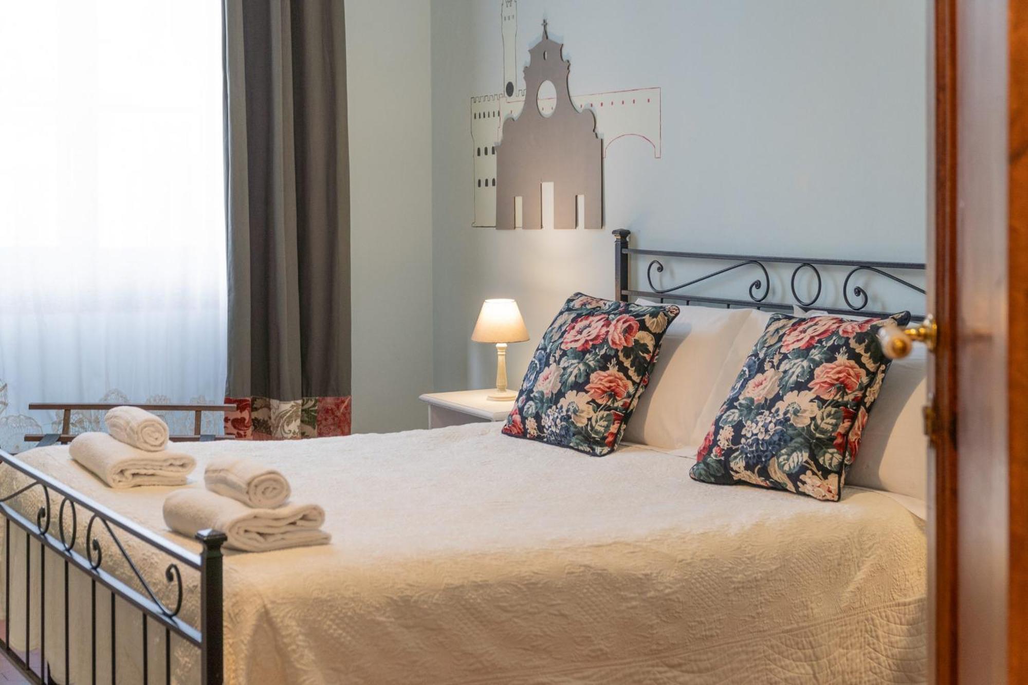 Deluxe One-Bedroom Apartment