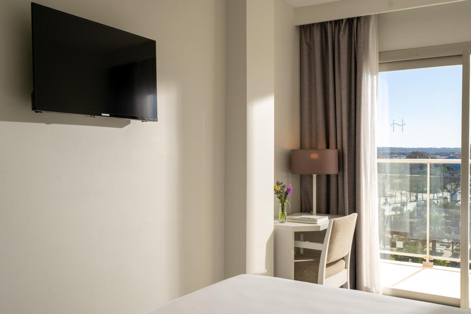 Tweepersoonskamer met 2 Aparte Bedden en Balkon