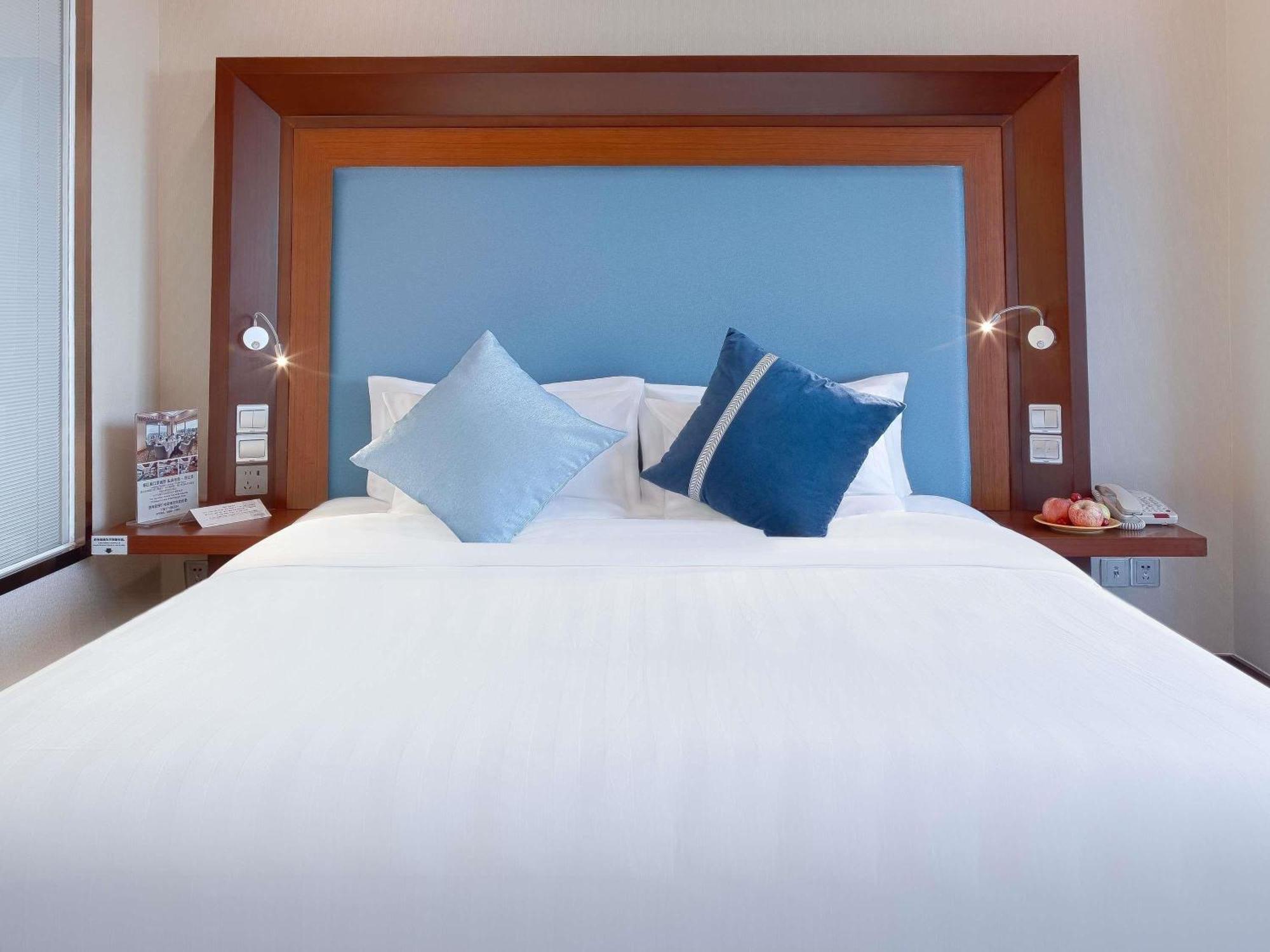 Camera Superior con 1 Letto King Size - Piano Executive, Vista sul Fiume HuangPu, Happy Hour per 2 Persone nel Ristorante Girevole (dalle 17:30 alle 20:00)