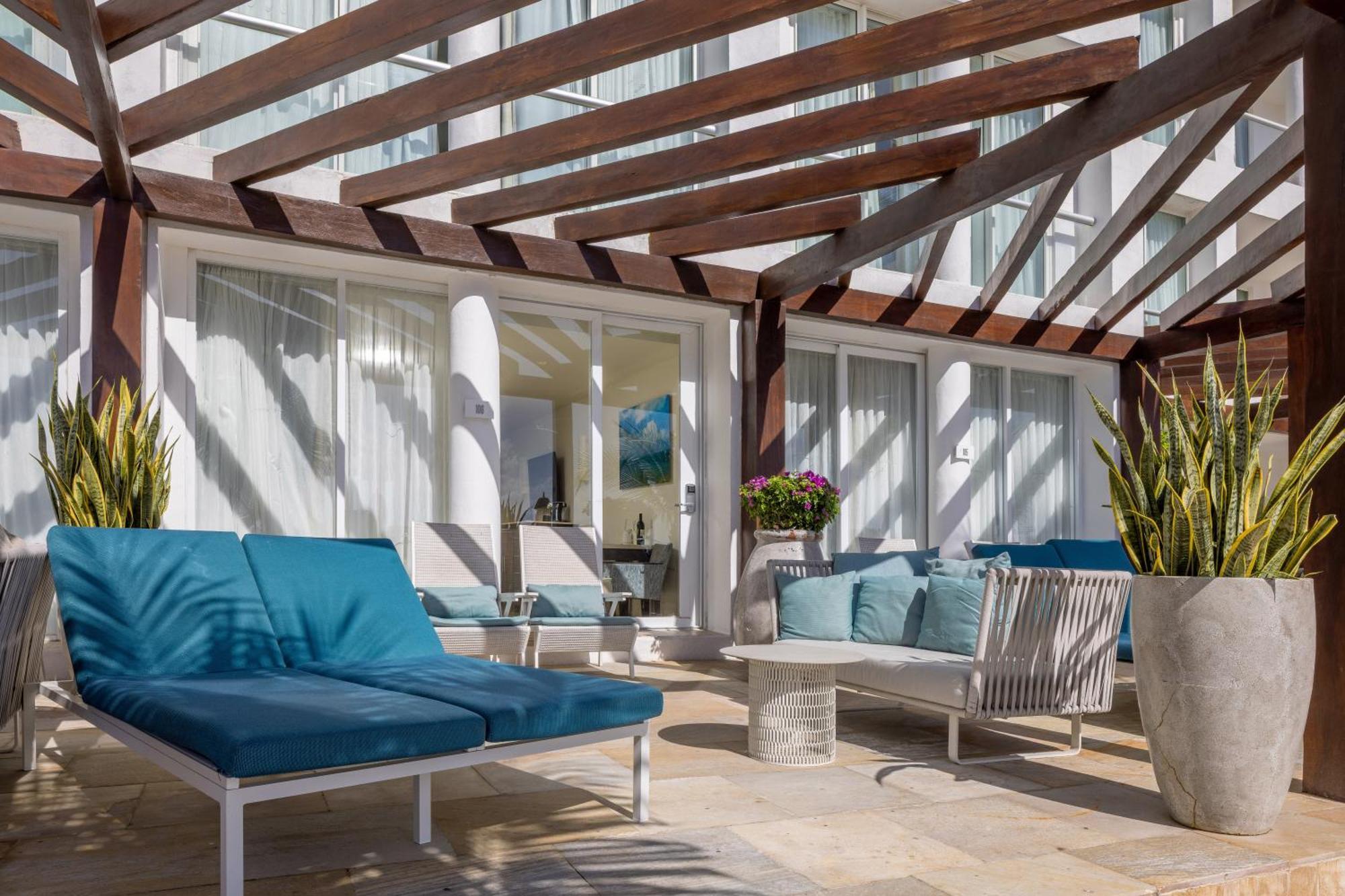Superior Walk Out Suite Ocean Front Kids & Teens