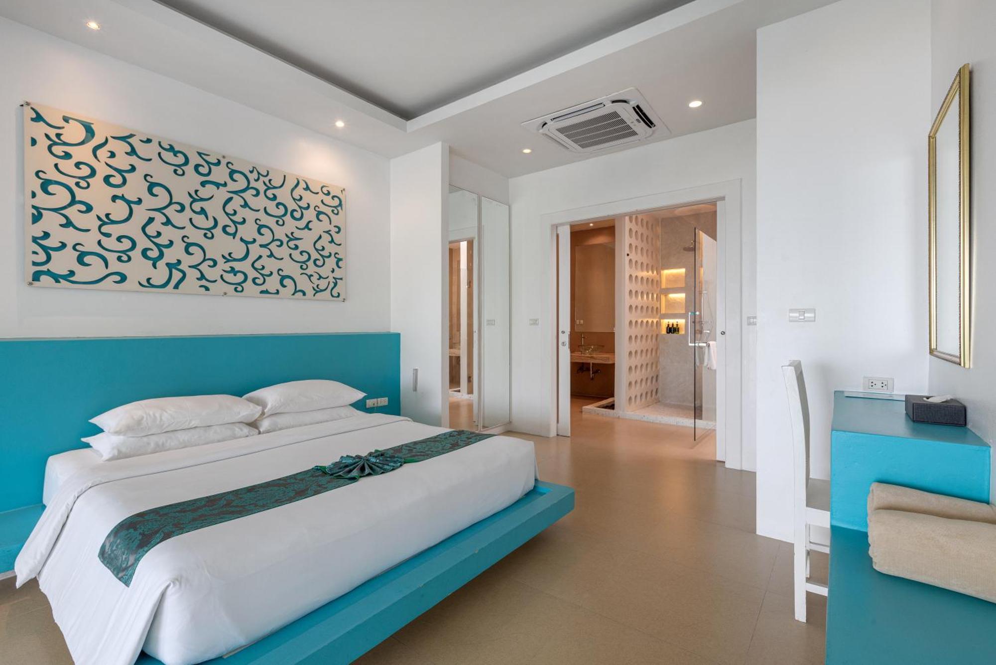 Courtyard View Pool Suite